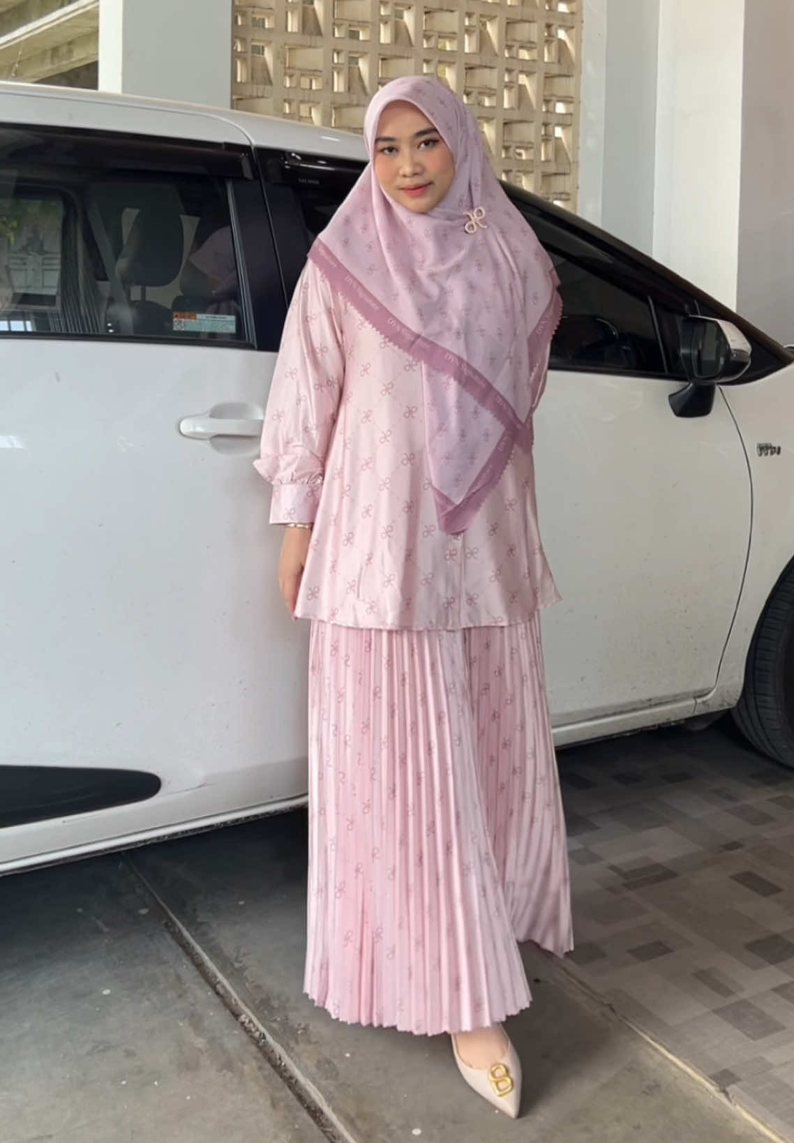 MasyaAllah✨ hangout makin stylish pakai Shenna Set.😍 Blouse motif yang simpel di mix sama skirt plisket terlihat match dan elegant.💗 Jangan lupa Join Live dan buruan amanin stoknya!🥳📌 #racuntiktok #TikTokShop #dress #gamis #dresscantik #gamiscantik #ootdfashion #bajumuslimah #dynclothingline #1212tiktokshopping #inspirationoutfit #premium #dynsignature #spilloutfit 