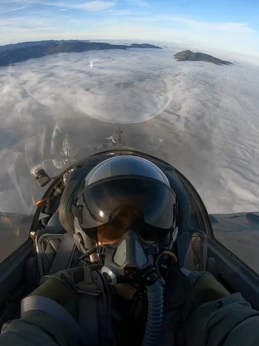 In the clouds🇷🇴 #aviation #aviationgeek #avgeek #aviationphotography #planespotter #planespotting #airpower #fighterjet #demopilot #mig21 #romania 