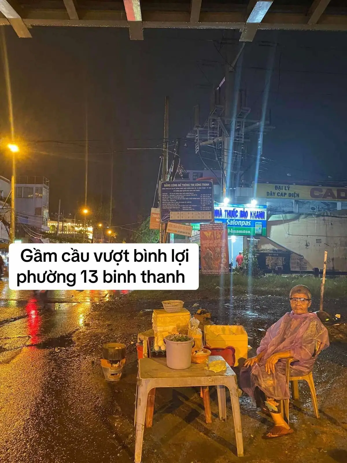 𝐆𝐎́𝐂 𝐓𝐔̛𝐎̛𝐍𝐆 𝐓𝐇𝐀̂𝐍 𝐓𝐔̛𝐎̛𝐍𝐆 𝐀́𝐈 BÀ CỤ BÁN HỘT VỊT LỘN NUÔI CHÁU  Dưới gầm cầu Bình Lợi, có cụ già bán hột vịt, dù trời mưa hay nắng chưa ngày nào thấy cụ nghỉ, nhiều hôm trời mưa cụ mặc áo mưa ngồi bán hột vịt tới khuya.  Mình hay qua mua hột vịt của cụ, đứng nói chuyện mới biết cụ không có nhà nên phải ngủ ở ngoài đường. Từ đấy mình qua cụ nhiều hơn, cách ngày lại qua mua hột vịt lộn ủng hộ cụ và mua đồ ăn biếu cụ, ở tầm tuổi ngày lẽ ra phải được hưởng phúc của con cháu nhưng cụ phải chịu gió chịu sương kiếm tiền. Hỏi ra mới biết, cụ tên Sương, năm nay 93 tuổi, có 1 con gái và 2 cháu gái (một bé học lớp 9- đã bỏ học do không đủ tiền cho bé đi học và 1 bé gái 5 tuổi) mặc dù cả con gái và cụ đều đi làm nhưng không đủ chi tiêu. Cụ không ở cùng con gái, phải đi xa để bán hàng cứ vài ngày lại về nhà đưa tiền cho con gái nuôi cháu. Cụ nói rằng có 2 đứa cháu thì 1 đứa nghỉ học rồi, đứa thứ 2 nhất định phải cho đi học không thể để nó bỏ dở việc học như chị gái nó được nên phải cố gắng bán thêm được tí nào hay tí đó, chừng nào đường không còn người qua lại thì cụ mới đi ngủ.  Cụ và con gái có thuê 1 căn phòng trọ ( mình không nhớ phòng trọ ở đâu) nhưng cụ không ở cùng con gái mà phải đi xa phòng trọ để bán hàng, cứ vài ngày lại về nhà đưa tiền cho con gái nuôi cháu nếu thuê phòng ở trên này thì không đủ tiền. Tối cụ ngủ trong 1 cái rạp bắc ngổn ngang, gạch, nước, tăm tối và ẩm thấp.   Cụ bán hột  vịt lộn từ chiều đến đêm ở gầm cầu vượt Bình Lợi , P13, Bình Thạnh (cầu vượt cho xe lửa chạy qua) nên mọi người ai đi qua ghé ủng hộ cụ ạ để cụ được nghỉ ngơi sớm và cải thiện thu nhập cho cuộc sống.  Tuy khó khăn nhưng lần nào mua cụ cũng cho thêm.  Mình đã xin phép và hỏi ý kiến của cụ trước khi đăng bài viết này. Nên mong người ghé qua ủng hộ cụ ạ. 