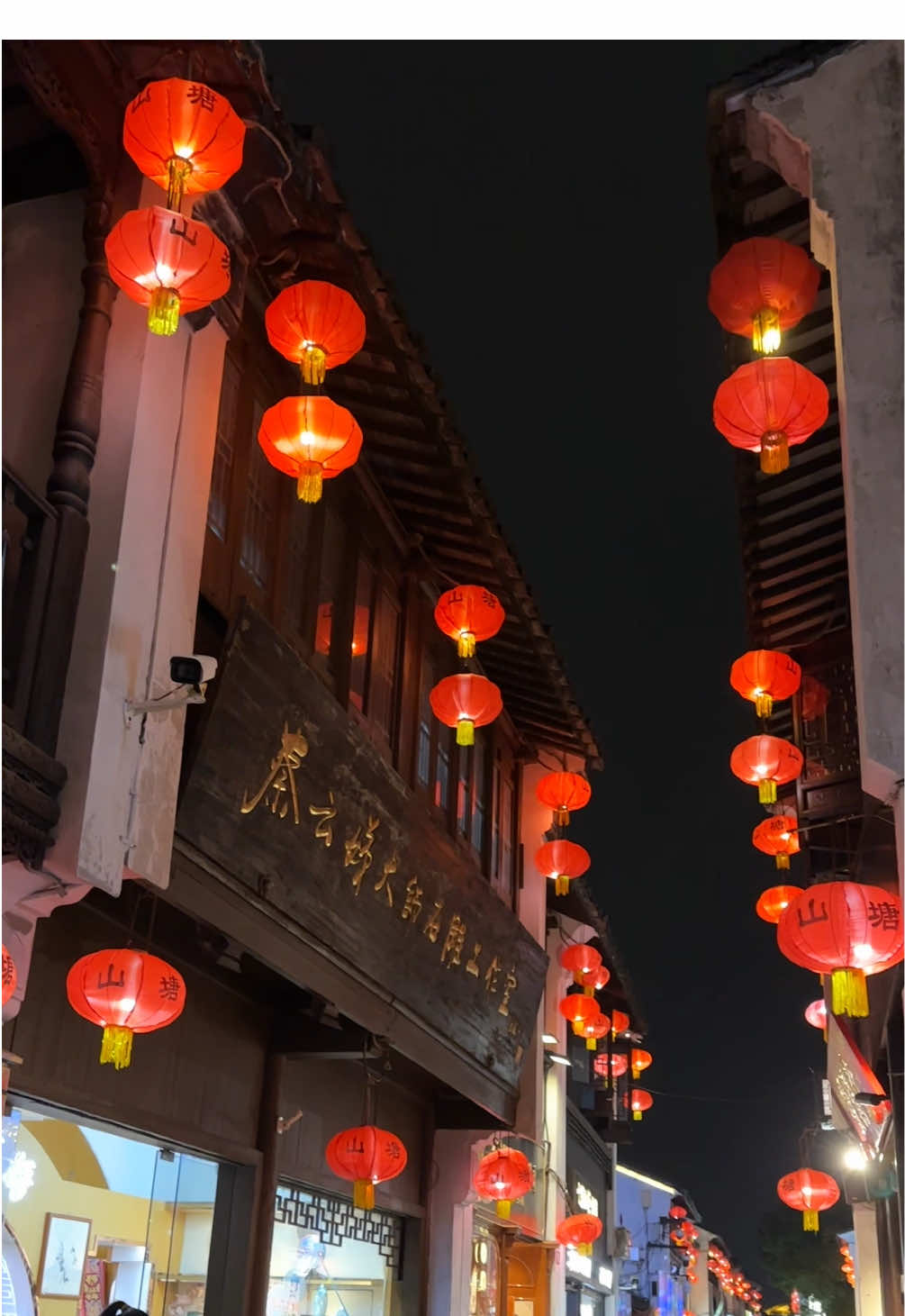 Magical Shantang Street in Suzhou 🏮 This Unesco world heritage site is definitely worth the visit ✨ #shantang #visitchina #travel #traveltiktok #explore #beautifuldestinations #unescoworldheritagesite #unescoworldheritage #kiina #canal #matka #suzhou #china #shanghai #theartofnoticing 