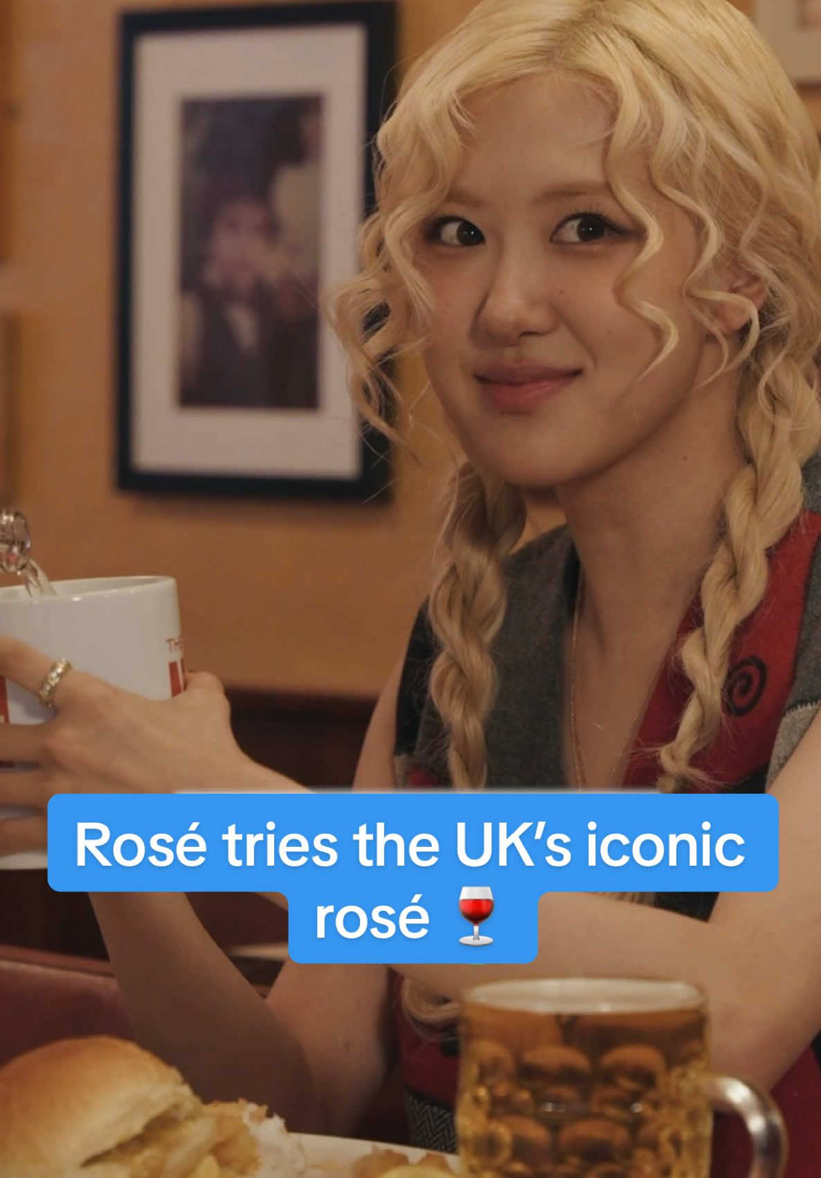 The name Chicken Wine has a nice ring to it 😉 Watch Rosé’s entire chippy tea with @jordannorth1 on @globalplayer the official Capital app 📲 #Rosé #rosé #chickenwine #blackpink #APT #averybritishdayout #fishandchips #capital #capitalbreakfast #jordannorth 