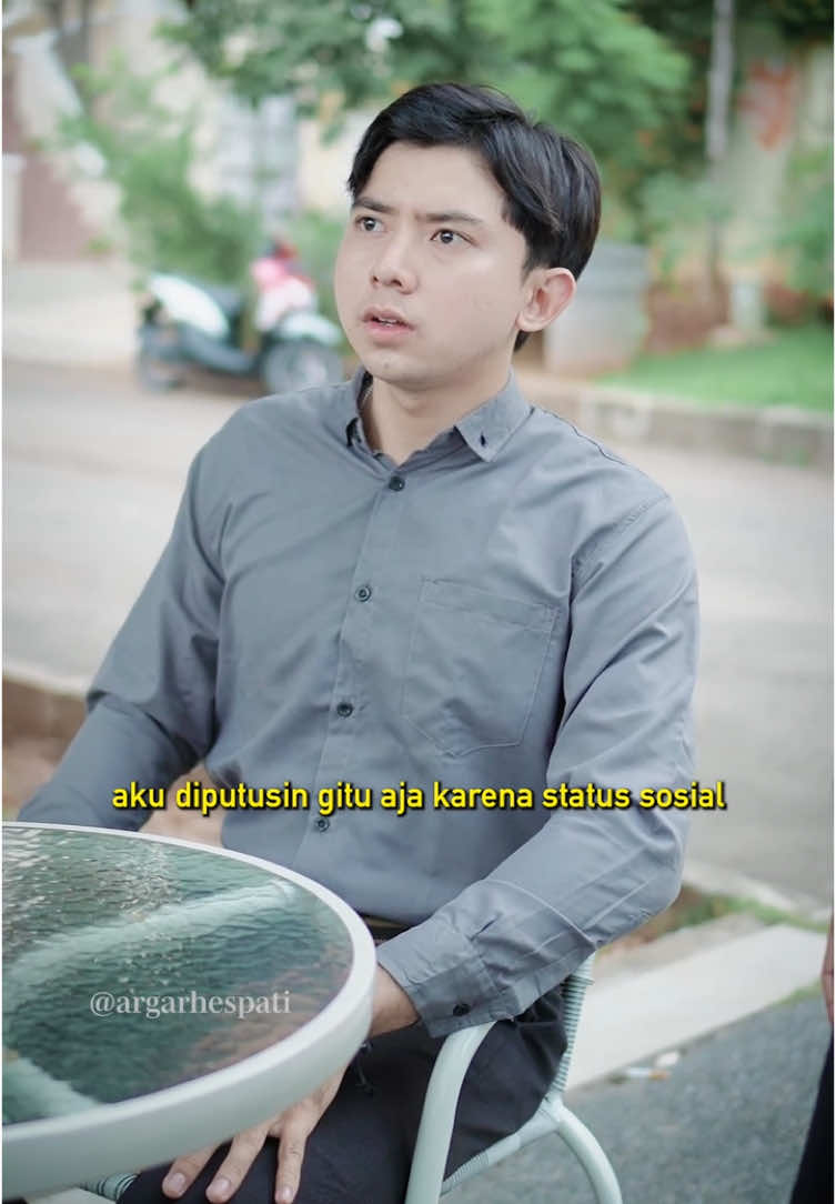 Tinggal serumah bareng mantan, gimana rasanya? @Joe Brendo  #SerialTikTok #TikTokTainment #TikTokSeries #TikTokSeriesFuture #drama #argarhespati #suneedaycreative #dramatiktok #viraltiktok #mantan #pacar #cinta #bos #karyawan 