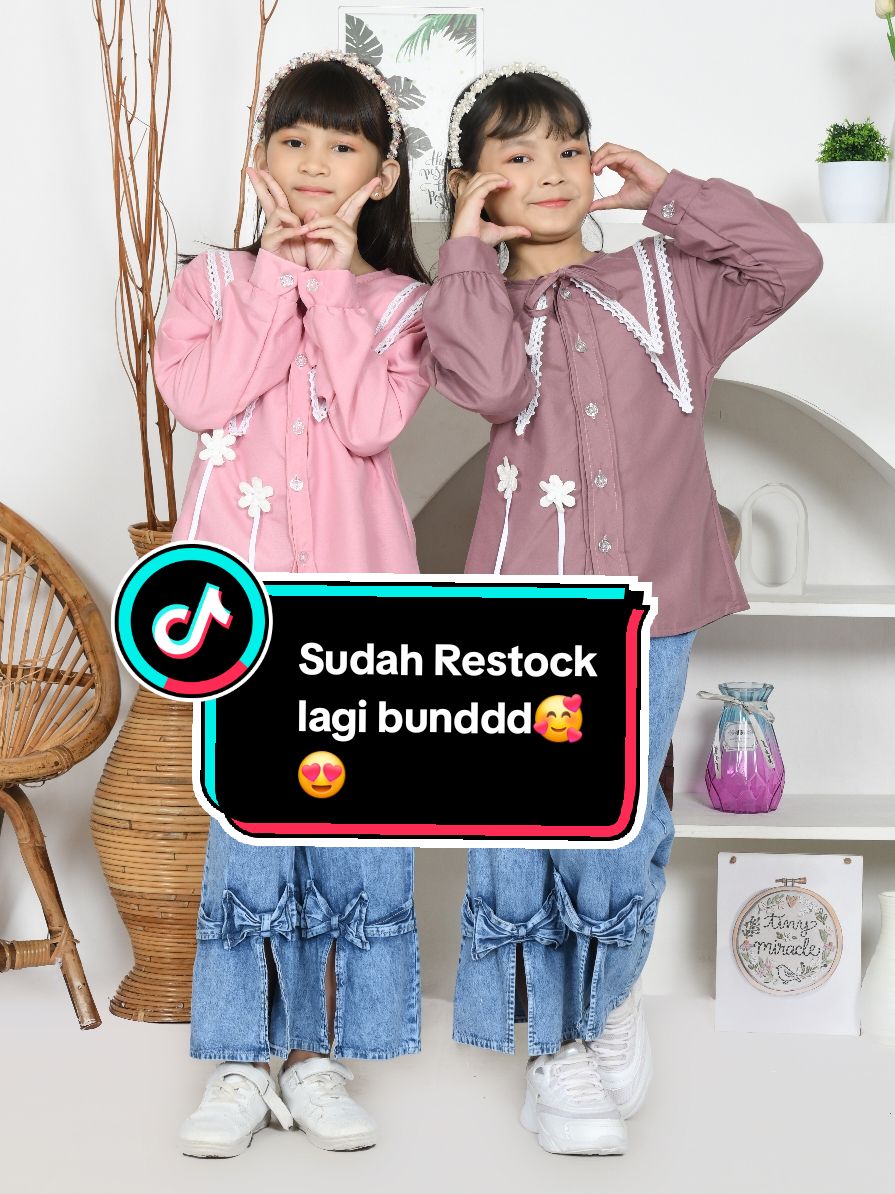 ✨ YEAY, RESTOCK LAGI ✨ Bund, stelan anak cantik dengan atasan floral dan celana jeans pita ini bikin si kecil makin anggun dan stylish! 🌸💖 Pilihan warna Fanta & Pink lembutnya cocok banget untuk acara santai atau formal. Si kecil pasti sukaaa! Buruan pesan sebelum kehabisan lagi ya, Bund! 💕 #promo1212 #promoguncang1212 #xybca #fyp #setelananakperempuan 