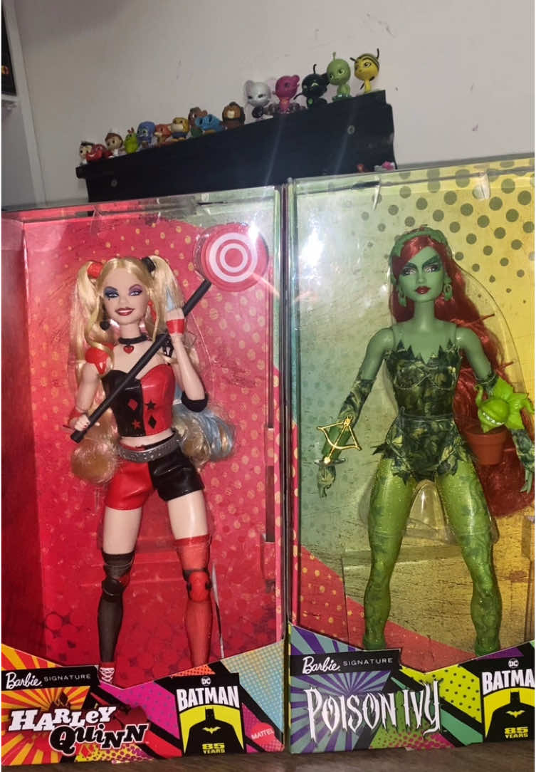 Barbie Signature Batman 85 Years edition - Harley Quinn & Poison Ivy Aşıkları o kadar güzel yapmışlar ki… Çok beğenerek aldım ikisini de, hiç geleceklerini düşünmemiştim ama şaşırtıcı şekilde ülkemize geldiler. Ben bayıldım, siz ne düşünüyorsunuz? ✨ Kendi bütçemle aldım ama Mattel beni gör, teşekkürler. 💖 @mattel @MattelCreations  #mattel #dccomics #harleyquinn #poisonivy #harlivy #barbiesignature #barbie #doll #collection #koleksiyon #koleksiyonum #dolls #barbiedolls #fyp #keşfet #foryoupage #batman #batman85years 