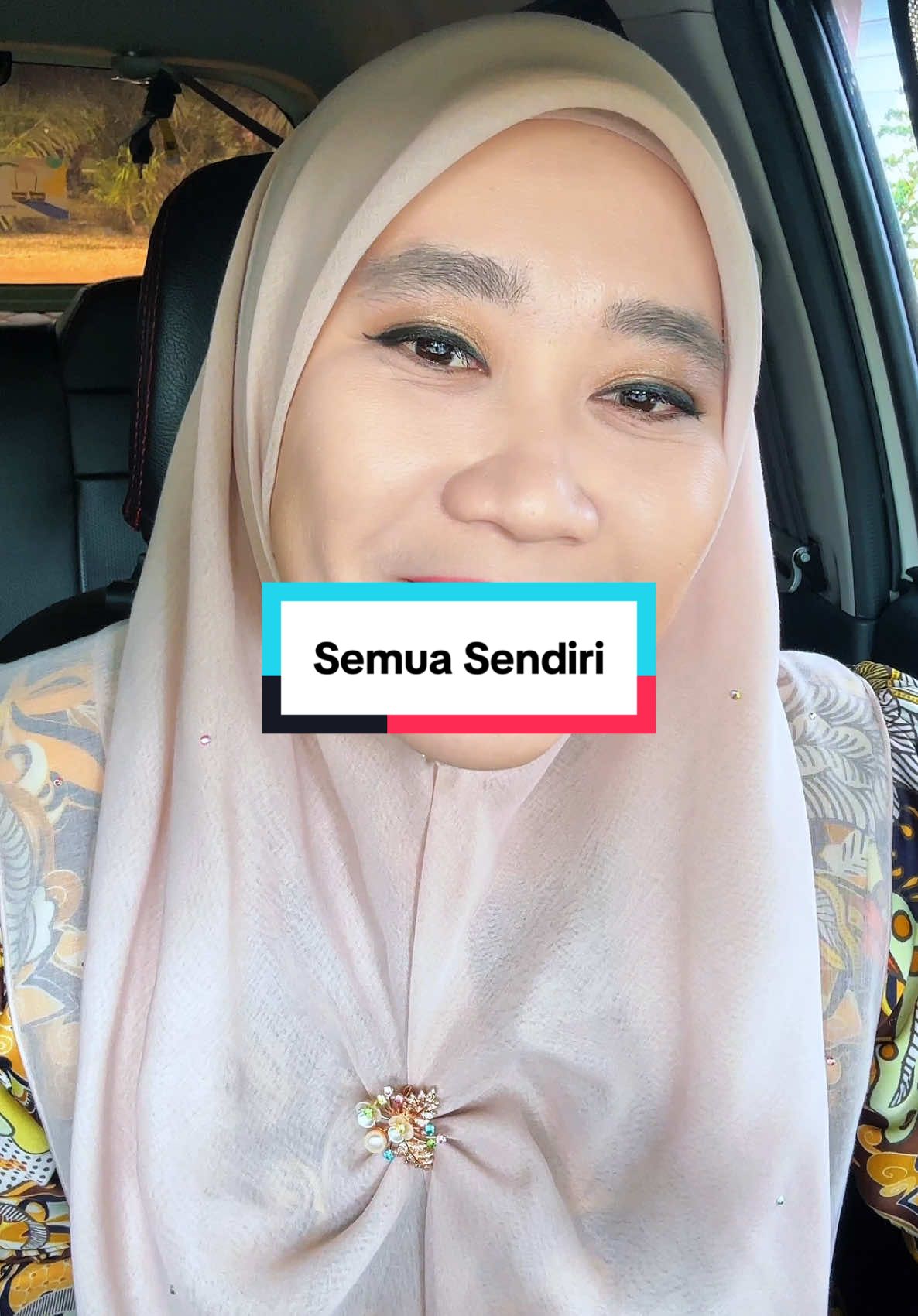 —SEMUA SENDIRI 🕊️ Secinta apapun kau untuk dia, ketahuilah sentiasa — pengorbanan antara kau dan dia tak akan pernah sama. Sungguh, kau akan meredah lautan api, gagahnya gunung akan kau daki, tapi mungkin sahaja melangkah lopak air demi engkau, dia tak akan pernah sudi. #HealingJourney #healingprocess #comingbackstronger #sembuh #pulang 