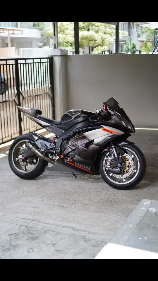 Yamaha R6 2017 Collector Edition Total Modification IDR 220Juta ODO Only 5000 KM (< 5 unit in Indonesia Full paper ATPM Yamaha - Plat B - Tax On 06/25 Document Ready BPKB, STNK, Faktur Full Original Paint Original Part - Full Complete Key - 2 List Modification - Steering damper ohlins + brecket - Gear indicator starlane - Koso voltmeter - Brembo res 19 corsa corta - Accossato clutch red - lightech tabung rem D/B - Bar end lightech - Pro guard lightech - Hel performance - Handgrip domino - Zero gravity windshield - Motodynamic headlamp - Brembo GP4RX monoblock - Brembo nickel P2 - Disk brake brembo full floating - Air scop kabon - Spakbor depan belakang karbon - Winglet karbon - Fuel cap made in USA - Cover engine GB racing - Frame slider R&G protector - Samco sport - Lightech footstep - Header akrapovic evo - Silincer Austin racing - Cover arm kabon - Kampas kopling STM - Sprint filter - Tank grip - Single seater - Ohlins TTX - Translogic Quickshifter - Translogic Blip assist - Rantai EK chain - Gear supersprox - mur gear WR3 - Velg OZ titanium silver 3,5 dan 5,5 inch - Ban pirelli supercorsa V4 new - Stoplamp motodynamic - Decal by Graphic factory