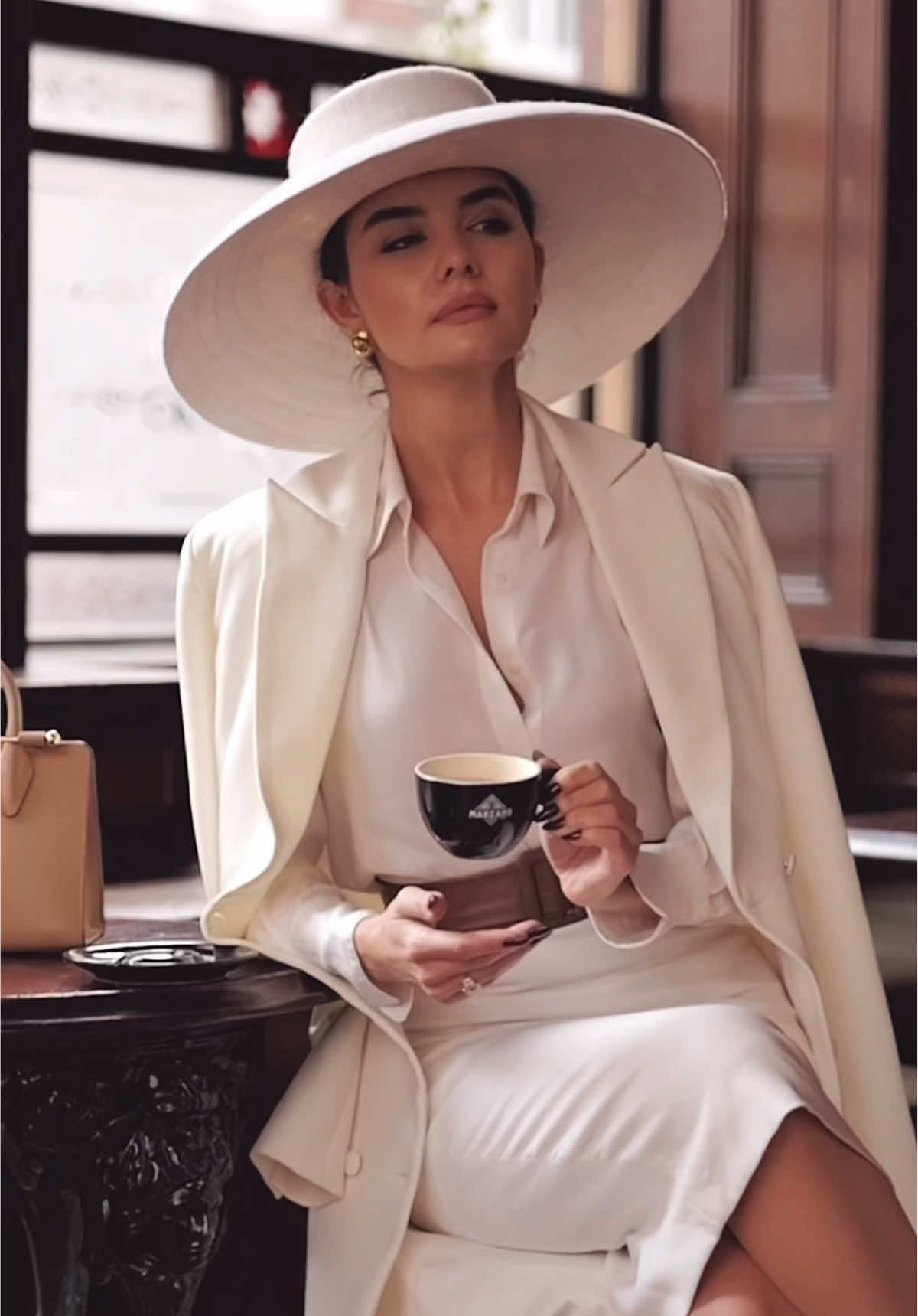 Lady in white ☕️🤍 #classicstyle #elegantstyle #classic #elegant 