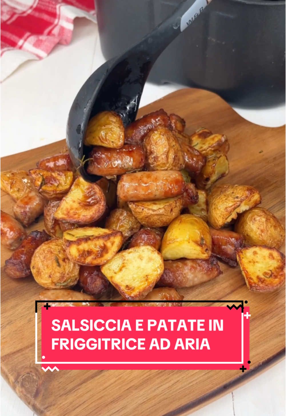 SALSICCIA E PATATE IN FRIGGITRICE AD ARIA 🤩 ecco i consigli per farle PERFETTE ✨ Saranno SUCCOSE e CROCCANTI! Un piatto veloce e facilissimo da fare in pochi minuti 😎 400 g salsiccia 400 g patate Olio EVO, rosmarino, sale q.b. Taglia le patate a spicchi e condiscile con olio, un pizzico di sale e qualche rametto di rosmarino. Taglia la salsiccia a pezzi. Trasferisci tutto nel cestello della friggitrice ad aria e cuoci a 190 gradi per circa 20-25 minuti, girandole 2 volte durante la cottura. Oppure puoi cuocerle in forno per circa 40 minuti. SALVA QUESTI CONSIGLI: - Per questa ricetta non serve la carta forno: è necessario che il grasso delle salsicce coli sotto attraverso i fori (si sporcherà lo so, dopo si pulisce) e l’aria deve circolare a 360 gradi per una cottura ideale. - Non serve sbollentare prima le patate, ma se vuoi puoi farlo liberamente. E sì, patate e salsiccia cuociono insieme, ma anche in questo caso se vuoi puoi aggiungere la salsiccia dopo 5/10 minuti di cottura, questo dipende anche dallo spessore. E tu le proverai? 🤤 #friggitriceadaria #friggitriceadariacalda #airfryer #airfryerrecipe #ricettefacili #ricetteveloci #friggitriceadariaricette #ricettelight #ricettefit #lemillericettedivale #ricettefacilieveloci #viralvideos #patate #salsiccia 