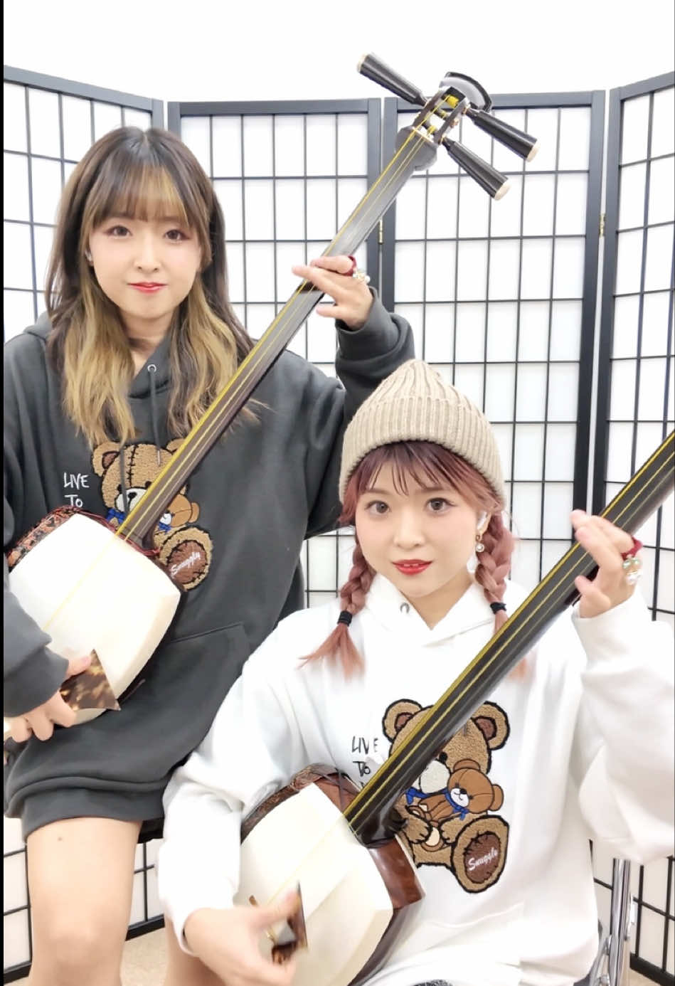 Smoke on the Water💿Deep Purple【姉妹の弾いてみたシリーズ Sisters'Cover Series👯‍♀️】 We are sisters playing shamisen.❤️‍🔥 #rock #hardrock #deeppurple #弾いてみた 