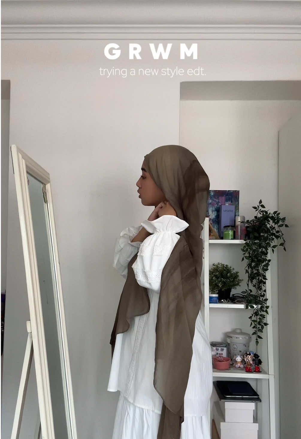 not my usual style but i’m obsessed…  always on the lookout for more sets 🤍 this one’s from @happyvibesofficial, you can get it at their booth this upcoming Twilight (Booth09 - Booth12) ☁️ #ootdhijab 