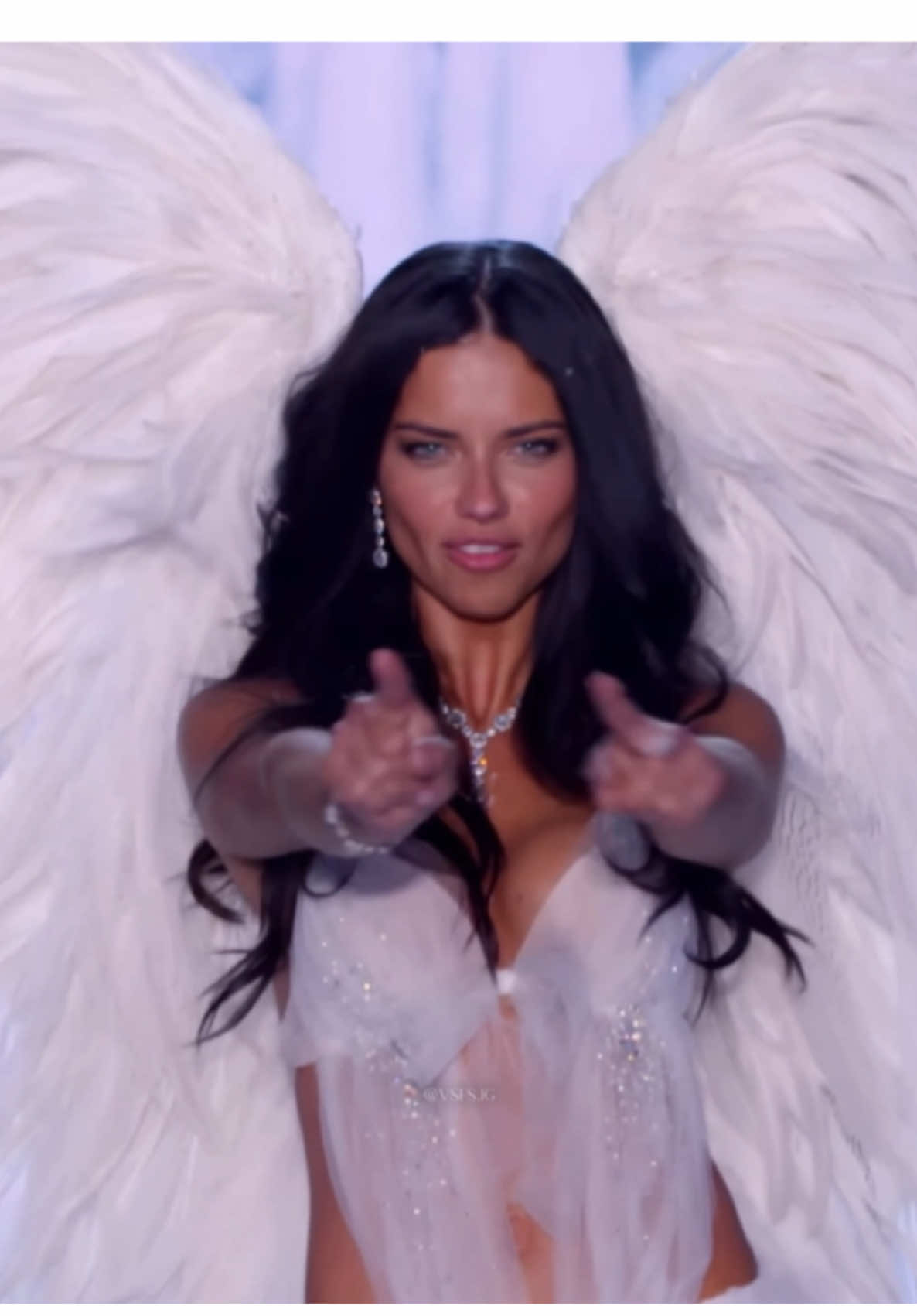 Queen❤️‍🔥🪽 #AdrianaLima #victoriassecret #fyp 