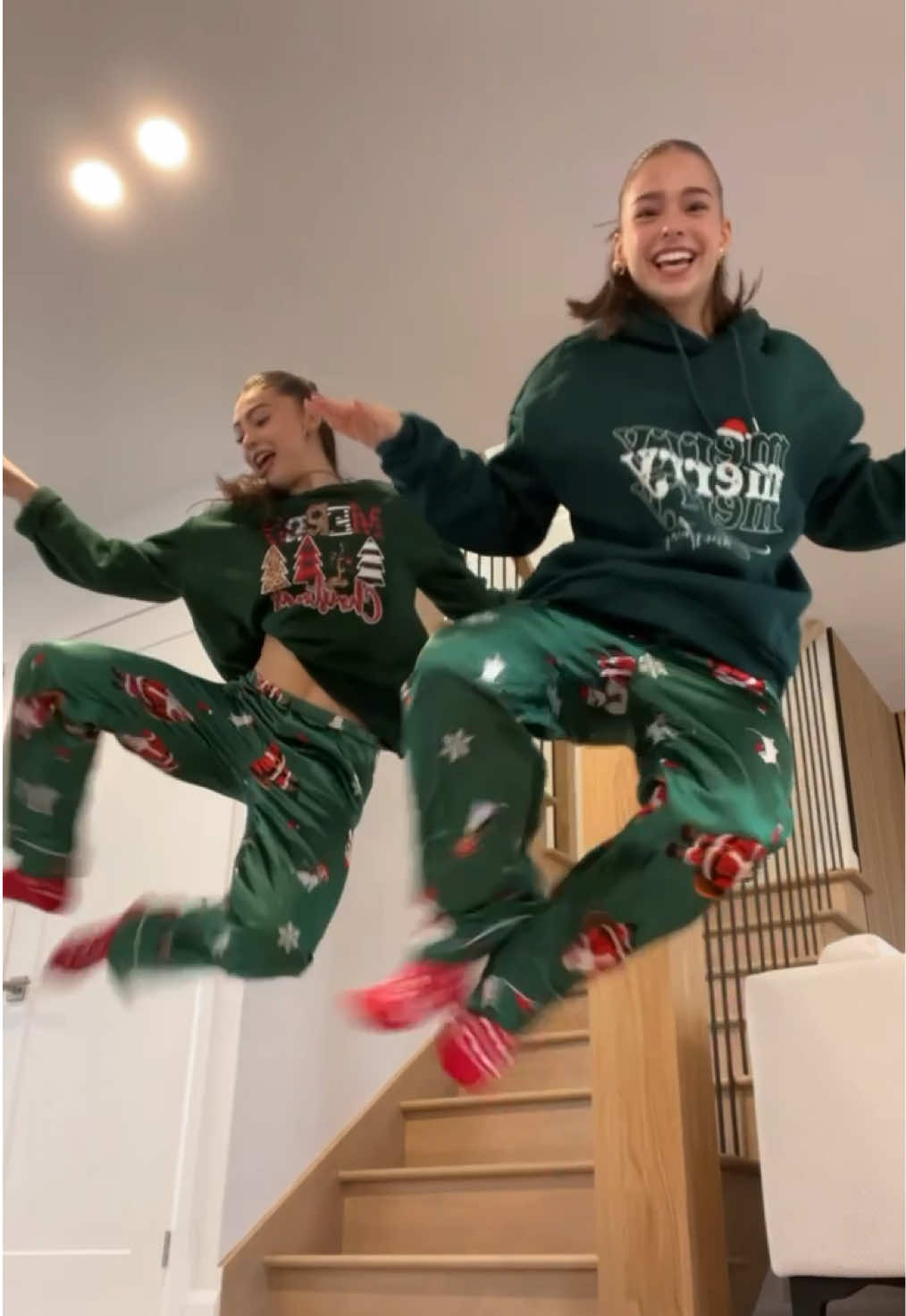 DC: @austin  Happy Thursday world! ☀️🫶🏻 Only 12 days left before Christmas !!❤️🎄 We can’t wait !! Tell us in the comments what is your favourite Christmas movie 😄!! If we meet for the first time, we are @Ophé and @annflo_begin happy sisters and dancers from Québec in Canada 🇨🇦 Make sure to join our community for your daily dose of dance and good vibes 😎 Nous parlons français et anglais. We speak French and English 😊 #beginsistersofficial  #dancevideo #danceduo #viral #fyp #christmas #christmasdance 