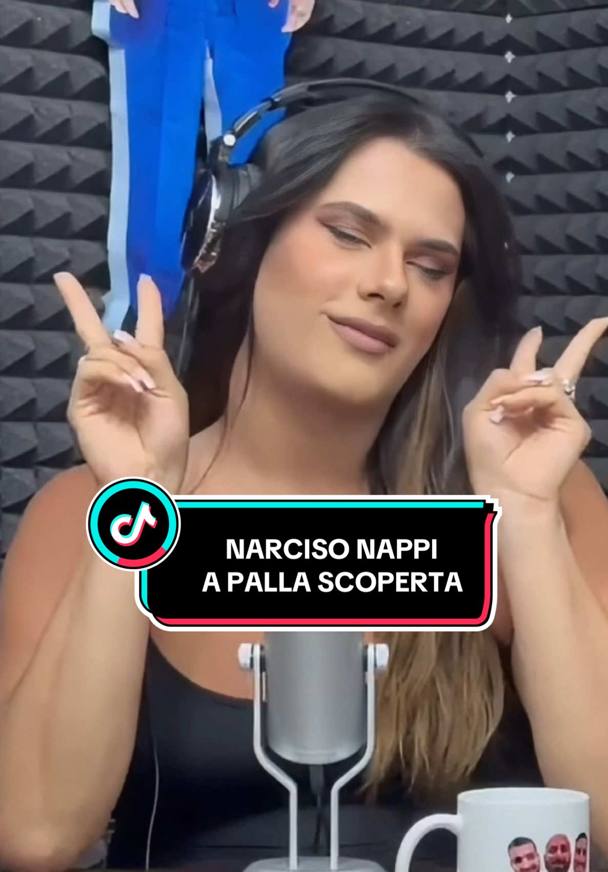 Controversa e irriverente, ma sempre libera in una lotta costante ai giudizi e pregiudizi. Ospite ai microfoni di Palla Scoperta oggi c’è Narciso Nappi. Donna trans che con orgoglio porta avanti la sua battaglia personale nel nome delle sorelle Kardashian. Una puntata, tra esperienze hot e messaggi “piccanti”, a dir poco… XXX. Non puoi perdertela! #pallascoperta #atleticobattipaglia #podcast #podcastitalia #podcastclips #podcasting #narcisonappi @Narciso Jenner @Narciso95 