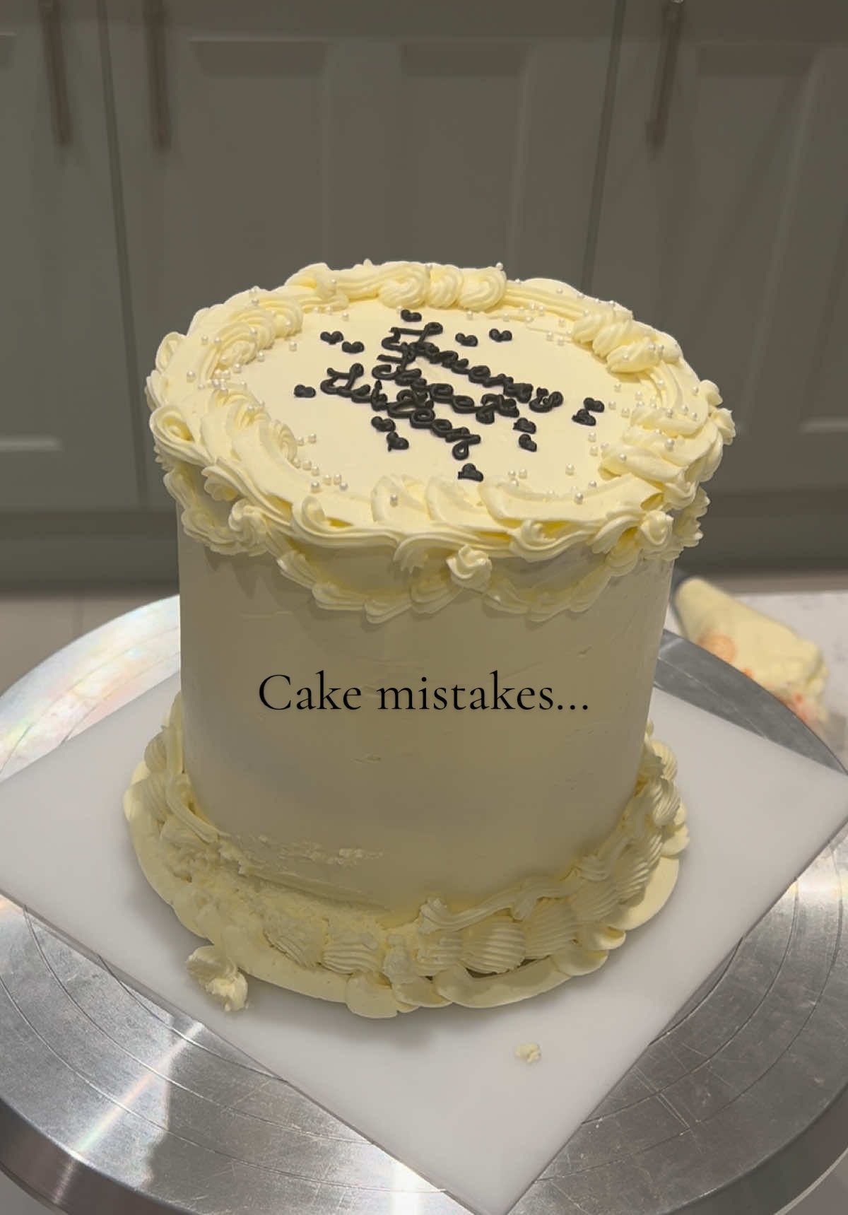 How to fix your cakes without ✨crying✨ #cakefail #cakemistakes #vintagecake #buttercream #fyp 