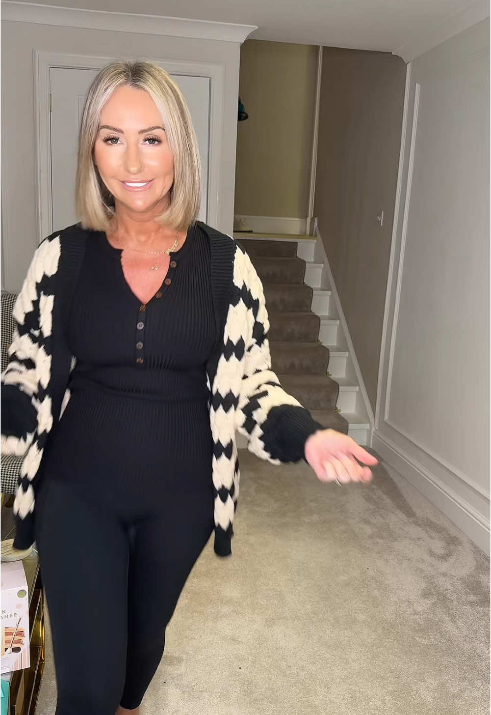 Casual outfit of the day, I love a little chunky knit cardigan, especially with a good pair of leggings. These are my sweaty Betty ones they are a little bit more expensive but you get what you pay for and these are.🔥You can definitely tell the difference in the quality of them. ##casualoutfits##knitwear##OOTD##giftideas