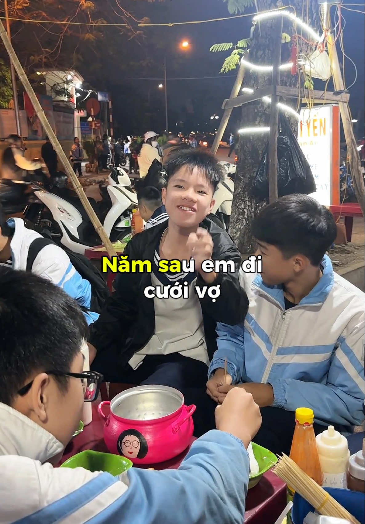 Hôm nay mời mời các em học sinh Chu Văn An ăn một nồi nem rán. Hai trịu viu em nó lấy vợ 😆 #haiphongcocailoi #ancungtiktok #vietcommsmedia #nemranchuvanan #reviewdoanhaiphong 