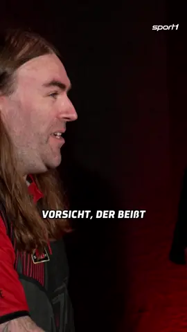 Kroko-Duell der Darts-Stars!🐊 Heute: Anderson vs. Searle 👀 Wie es wohl bei der Darts-WM dann aussieht? 😅 #sport1news #sport1 #DartsWM
