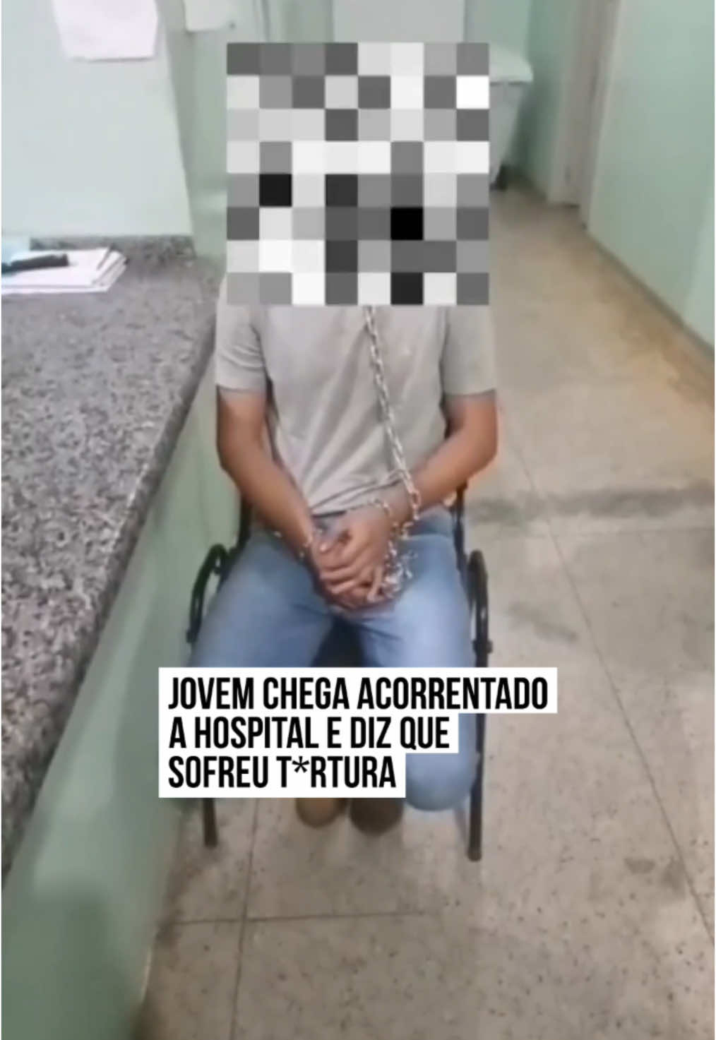 Um jovem, de 27 anos, denunciou à polícia que foi sequestrado, acorrentado e t0rturado pelo patrão, após suposto furto na fazenda onde trabalhava, em #Guaraíta, região central de #Goiás. O caso ocorreu na noite da última terça-feira (10/12). Um vídeo mostra o momento em que o rapaz chega acorrentado à unidade de saúde. Nas imagens, a vítima relata que foi sequestrada e agr3dida por 4h seguidas. Segundo o rapaz, o patrão ainda afirmou que voltaria no dia seguinte para continuar as agr3ssões. “Ele foi embora, falou que amanhã voltava e que bateria mais em mim”, conta. De acordo com a Polícia Civil, o jovem conseguiu romper o cadeado que o prendia com a ajuda de um prego e uma viga. Ele, então, fugiu e andou cerca de 14 km até um hospital da cidade, onde buscou atendimento. Ele foi levado ao Instituto Médico Legal (IML), em #Goiânia, para fazer exames de perícia. Em nota, a Polícia Civil informou que diligências estão sendo feitas para apurar os fatos. #TikTokNoticias