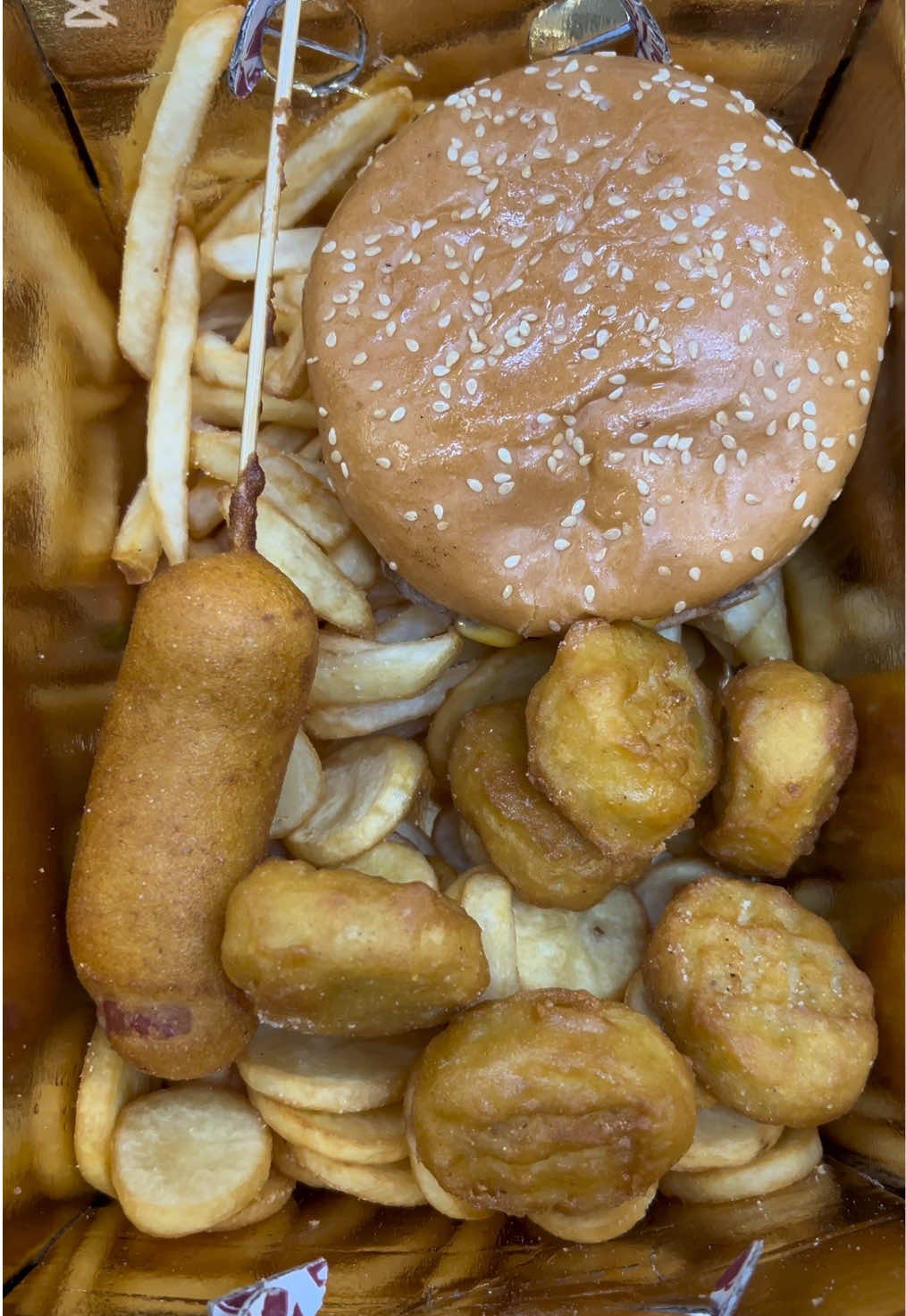 La box Europa è perfetta per queste feste con patate chips e stick mini corn dog doppio cheeseburger e nuggets  #corndog #cheeseburger #nuggets 