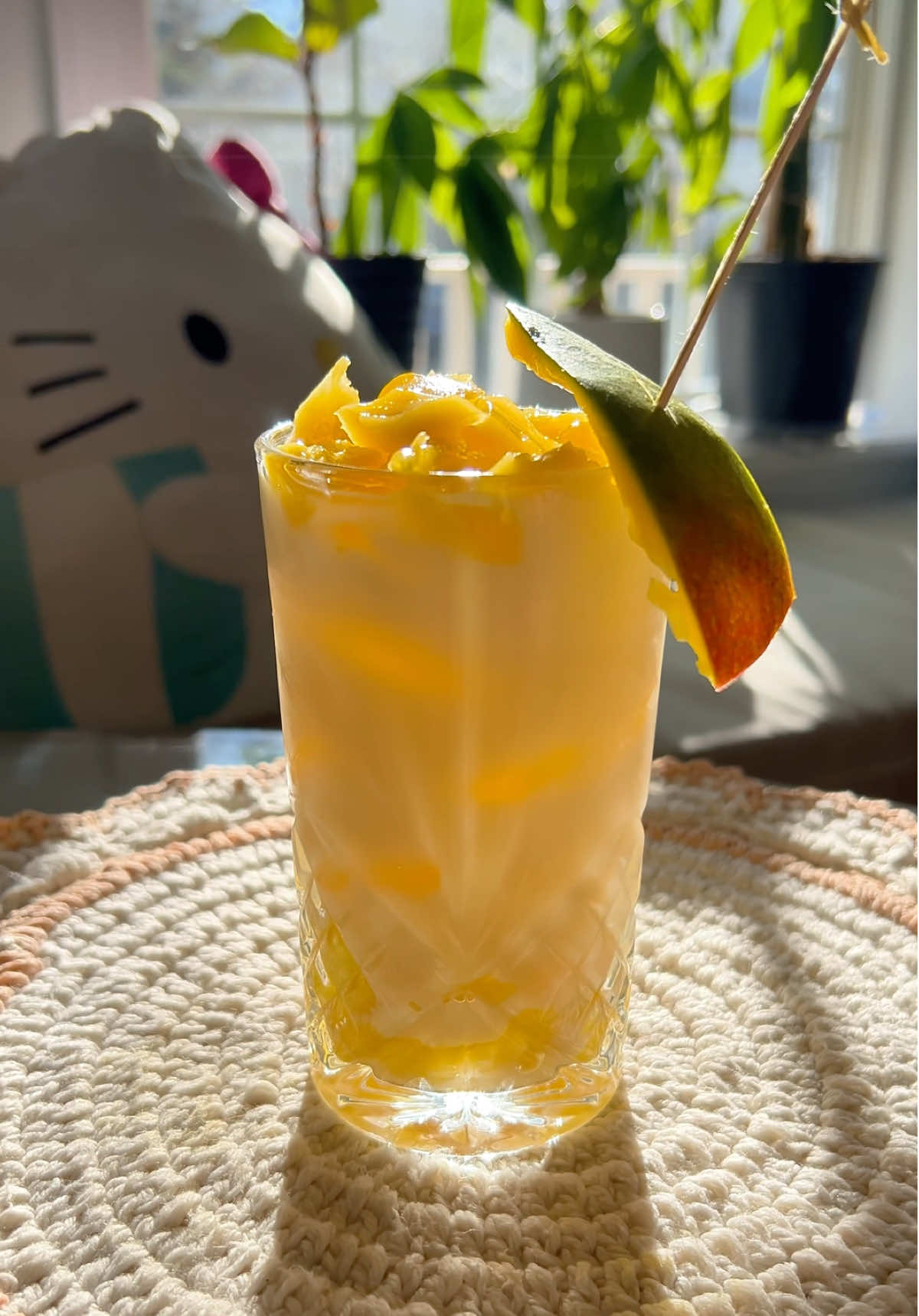 🥭 Mango Wahaha Refresher 🥭 ☀️ I cannot begin to tell you all how delicious 🤤 this is and only takes a few minutes to make ☀️ Recipe: 🧊1 Cup 🥭 1/2 Mango Cubed (Save a Couple Pieces to Garnish on Top) 🥤1 Wahaha or Yakult #yakult #mangos #drinktok #drinkoftheday #fypp #fyp #homecafe #drink #howtotiktok #recipesoftiktok #fypviral #fypシ゚viral🖤tiktok #FoodTok #trending #viraltok #refreshing #mocktail