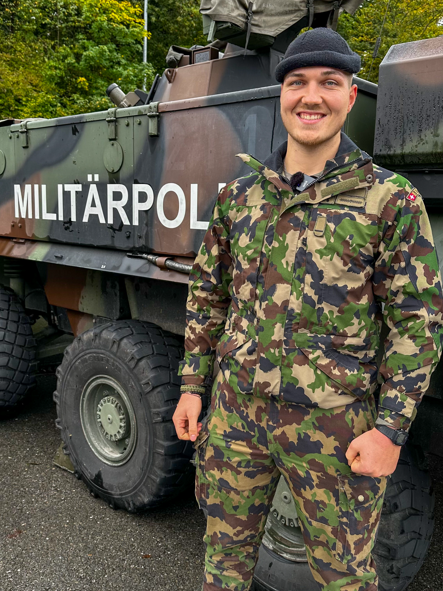 Aus der Militärpolizeischule 19 nimmt Leutnant Cedric Stäheli vor allem die Erfahrung mit, seinen Zug der Grenadiere an die körperliche Grenze zu führen – auch in hektischen Zeiten. Dabei hat ihn die Kameradschaft untereinander beeindruckt, wenn alle das Wohl der Truppe und das Gelingen des Auftrags über eigene Bedürfnisse stellen.    #   De l’école de police militaire 19, le lieutenant Cedric Stäheli retiendra surtout l’expérience de conduite de sa section de grenadiers, poussés à leurs limites physiques, même en période d’activité intense. Il a été impressionné par la camaraderie qui règne parmi les militaires, lorsque chacun fait passer le bien-être de la troupe et la réussite de la mission avant ses propres besoins.    #   Dalla scuola di polizia militare 19 il tenente Cedric Stäheli porterà con sé soprattutto l’esperienza acquisita nel comandare la sua sezione di granatieri, spingendola al proprio limite fisico, anche sotto stress. Al riguardo è rimasto impressionato dal cameratismo tra i militari, quando tutti antepongono il bene della truppa e la riuscita del compito alle proprie esigenze.    #schweizerarmee #arméesuisse #esercitosvizzero #leadership #militarypolice #militärpolizei #mp