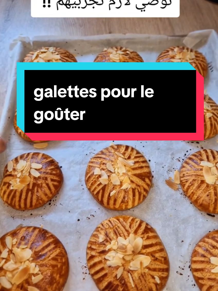 galettes pour le goûter très facile à faire  les ingrédients : 3 œufs  1 verre de sucre 150 gr  une pincée de sel  1 verre d'huile 150 ml  4 c.as de noix de coco  1 c.as de miel  la vanille  12 gr de levure chimique  500 gr ou 600 gr de farine  pour la dorure : 1 jaune d'oeuf  2 c.as de lait  1 c.as de café  حلوة جافة سهلة سريعة اقتصادية بالخف توجديهم  المكونات: 3 حبات بيض  قرصة ملح  كاس سكر  كاس زيت  اربع ملاعق كبار جوز الهند 🥥  ملعقة كبيرة عسل فانيليا  الفرينة حسب الحاجة العجينة لازم تكون تتلصق  12 غ خميرة الحلويات  #حلويات #حلويات_سريعه #قهوة_المساء #حلوة_جافة #حلوة_سهلة #حلويات_سهلة_وسريعة 