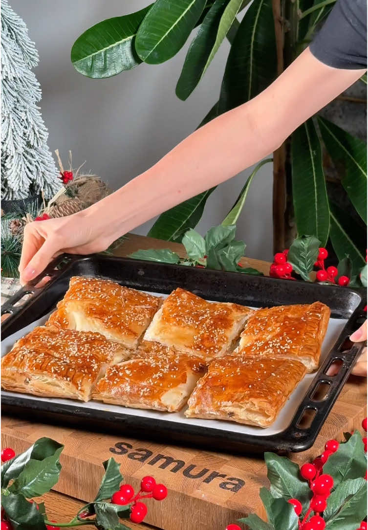 🍣Creamy Salmon Pastry Bites🤤, recipe👇 Ingredients: - 2 sheets of puff pastry   - 400 g salmon fillet   - 1 egg - Sesame seeds  Cream cheese mixture: - 200 g leek - 300 g cream cheese   - Salt & pepper   Preparation:   Spread the cream cheese mixture over the puff pastry. Place the salmon fillets on top, and cut into 6 pieces. Brush the tops of the pieces with the whisked egg and sprinkle with sesame seeds.   Bake at 200°C for 30–35 minutes until golden brown. Enjoy!😋😍🫶🏼 #Recipe #recipeideas #recipeoftheday #food #healthyfood #delicious #salmon #salmonrecipe #puffpastry 