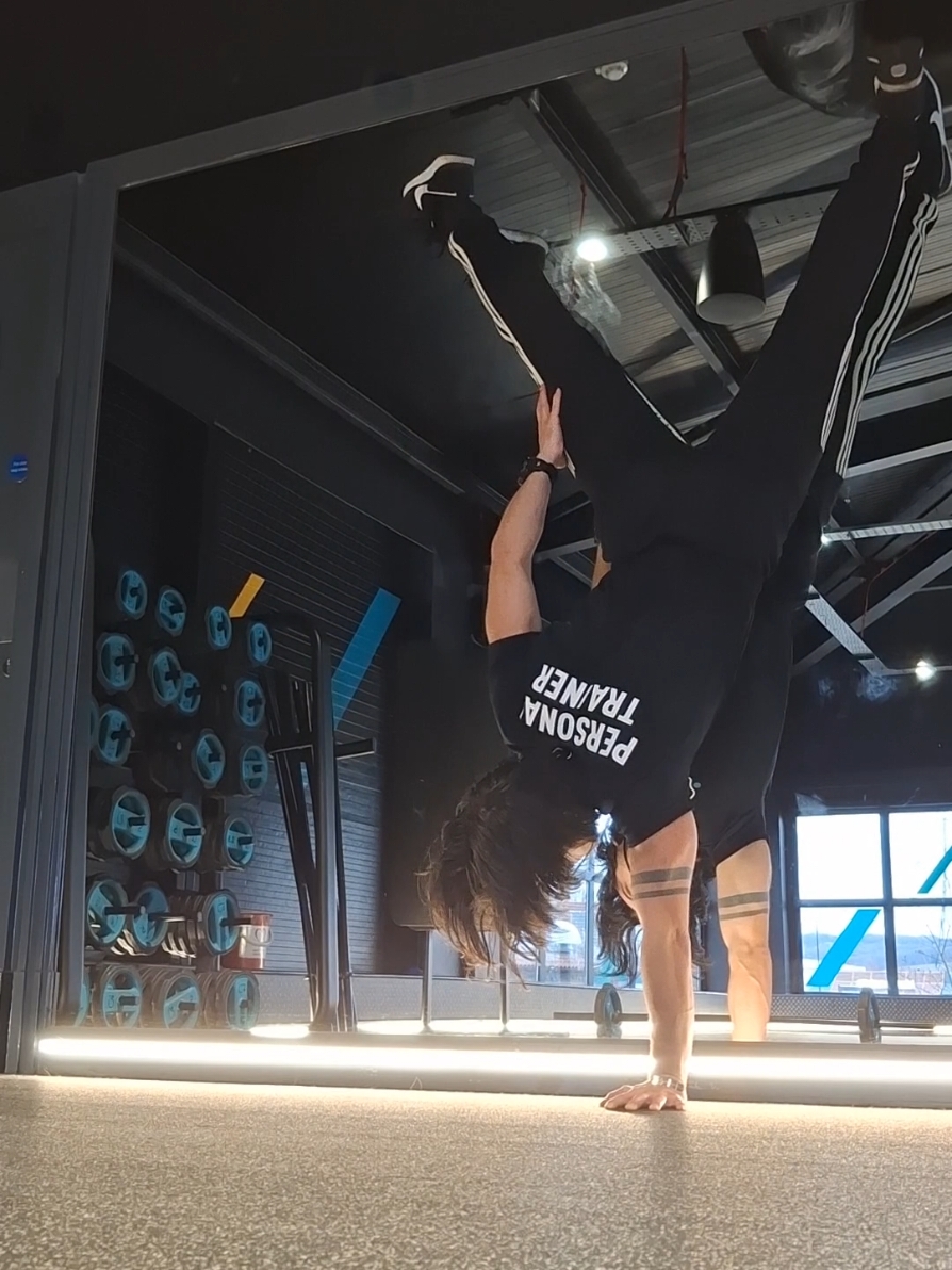 Trying a Wall assisted 1 arm Handstand Hold. Randomly had the idea to try and see if I could do one and actually managed to pull it off. Journey to Learning the Freestanding 1 arm handstand? #calisthenics #handstandpushup #onearmhandstand #handstand