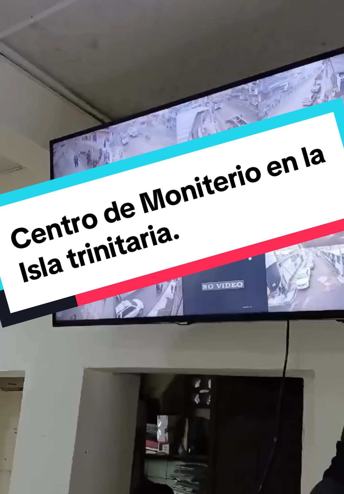 #ATENCIÓN E Policía Nacional detectó un centro de monitoreo con más de 15 cámaras de seguridad, ubicado en la Isla Trinitaria. La instalación de las cámaras tenía como finalidad advertir cuando los uniformados ingresaban al sector en el desarrollo de sus operativos.