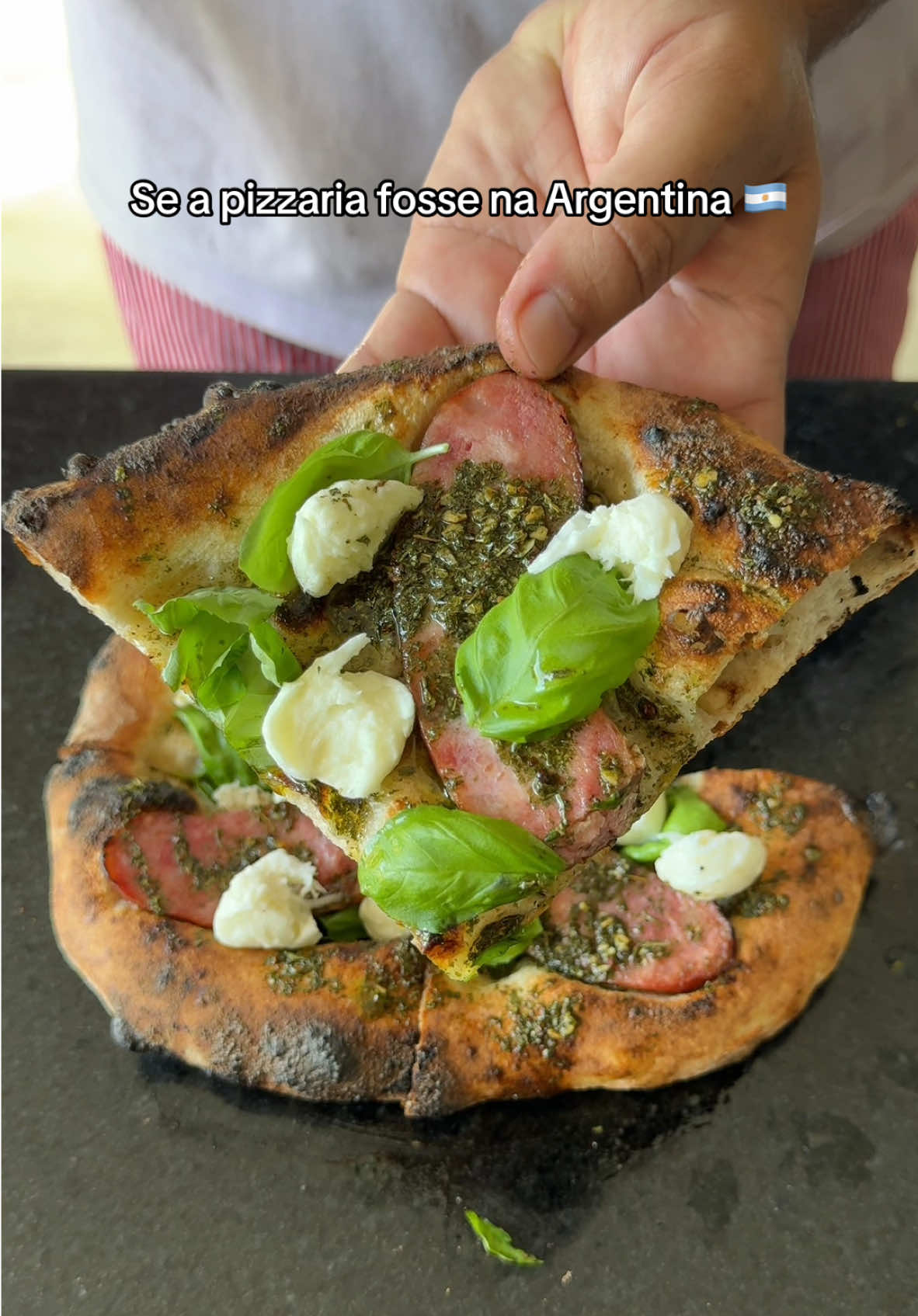 Pizza de linguiça Toscana, chimichurri, manjericão e mozzarella de búfala. Feita com farinha Argentina.  . . . #pizza #pizzadelivery #pizzaria #pizzariadelivery  #argentina#CapCut 