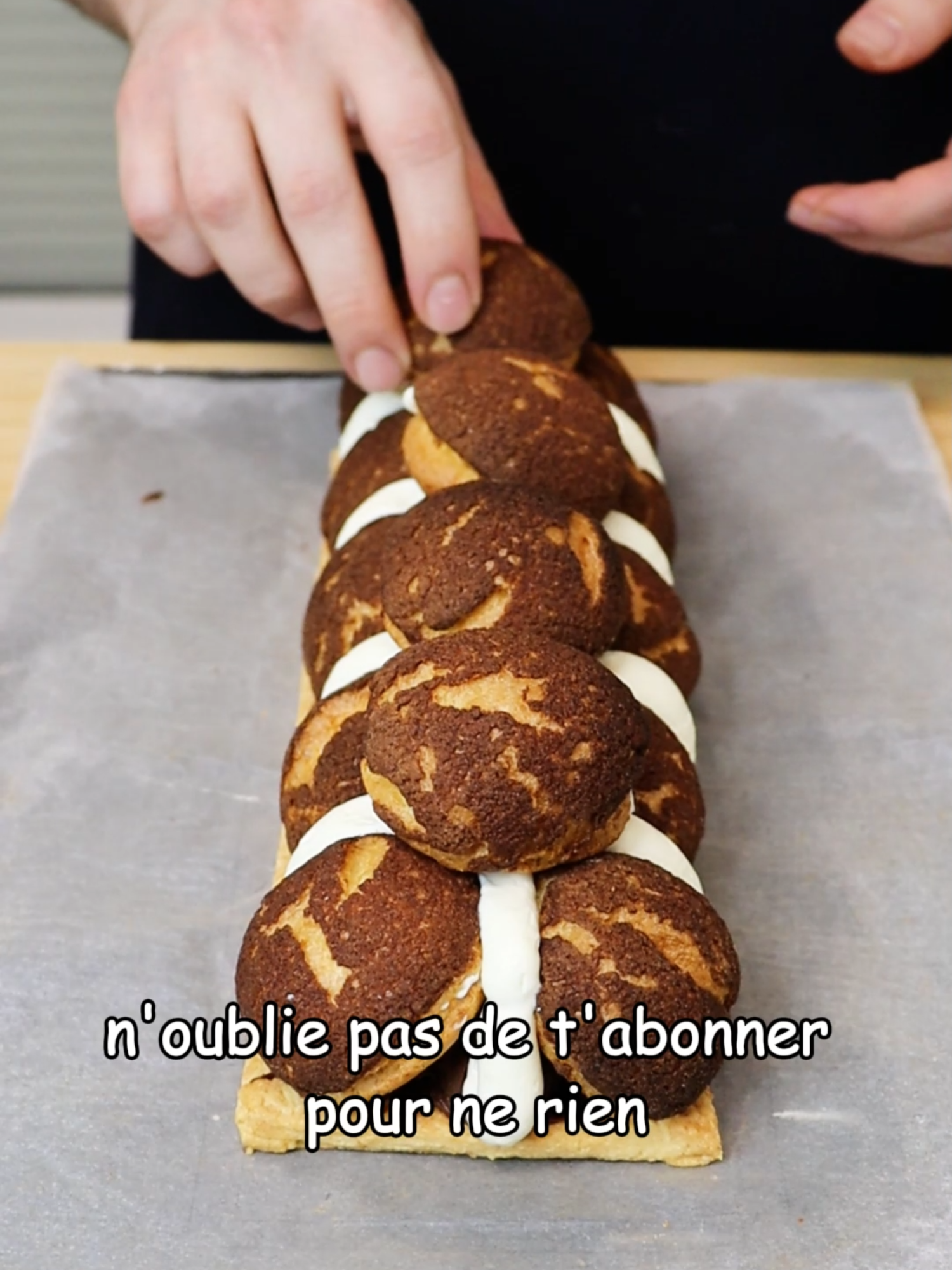 A partir d'une simple pâte à choux on peut faire de belles choses comme une bûche façon profiterole ! Si tu veux la recette de la pâte à choux n'hésite pas à me le dire dans les commentaires et abonne-toi pour plus de recettes !!! #buche #noel #recettedenoel #recettesimple #recetterapide #recettesfacile #buchechoux#tiktokfood #cuisinetiktok #faitmaison #food #patisseriekiltac #pourtoi #fyp