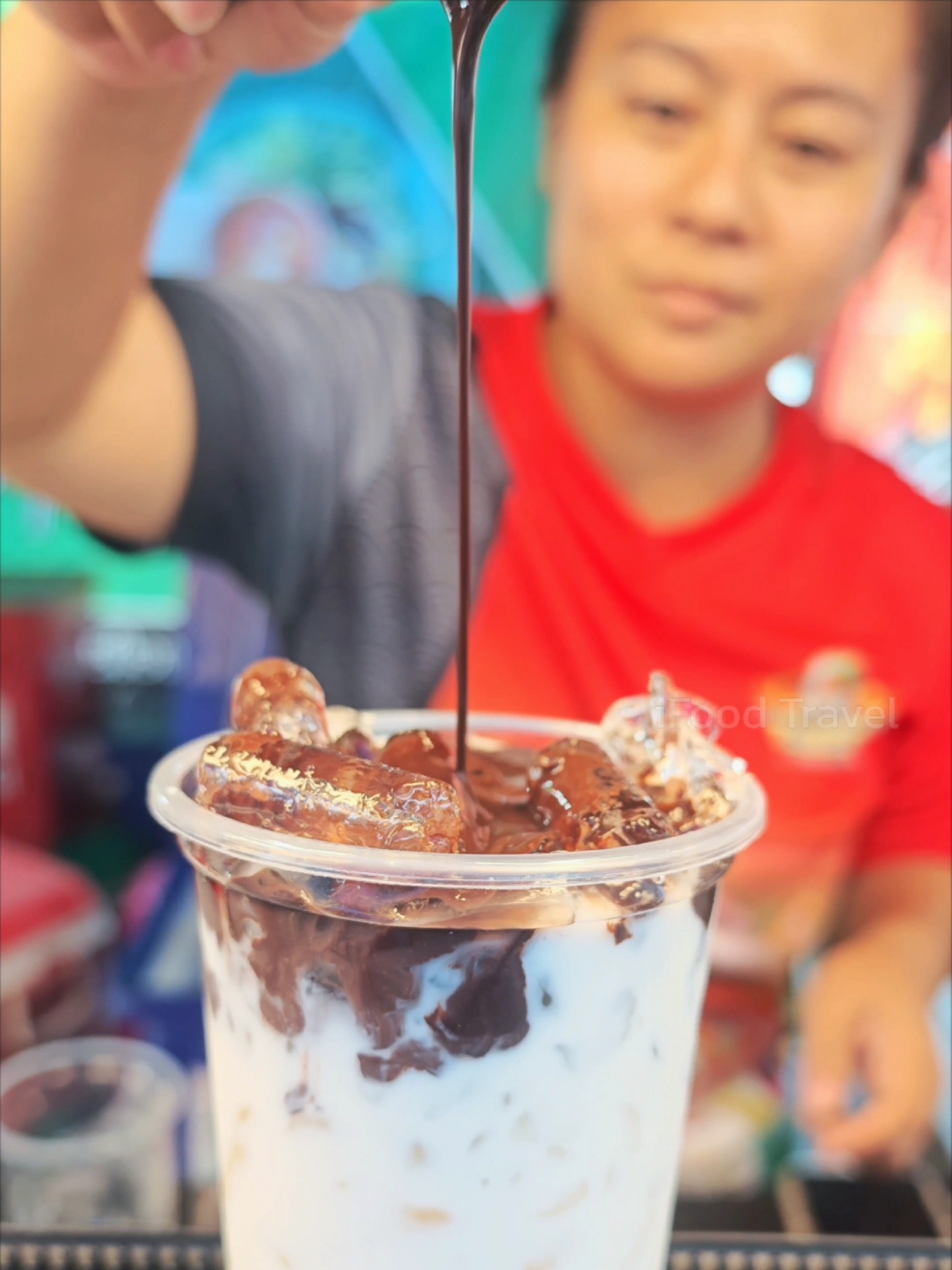 Caramel Cocoa Milk, Asian Street Drink.Caramel milk topped with rich cocoa, intense flavor. Start by mixing milk with caramel syrup and pour small ice cubes for extra refreshment. Then top with the rich cocoa mixture. Now you have a rich and refreshing caramel milk cocoa that you can find at street food stalls in Thailand. #tiktokfood #streetfood #sweet #asmrfood #Foodie #Drink #delicious 