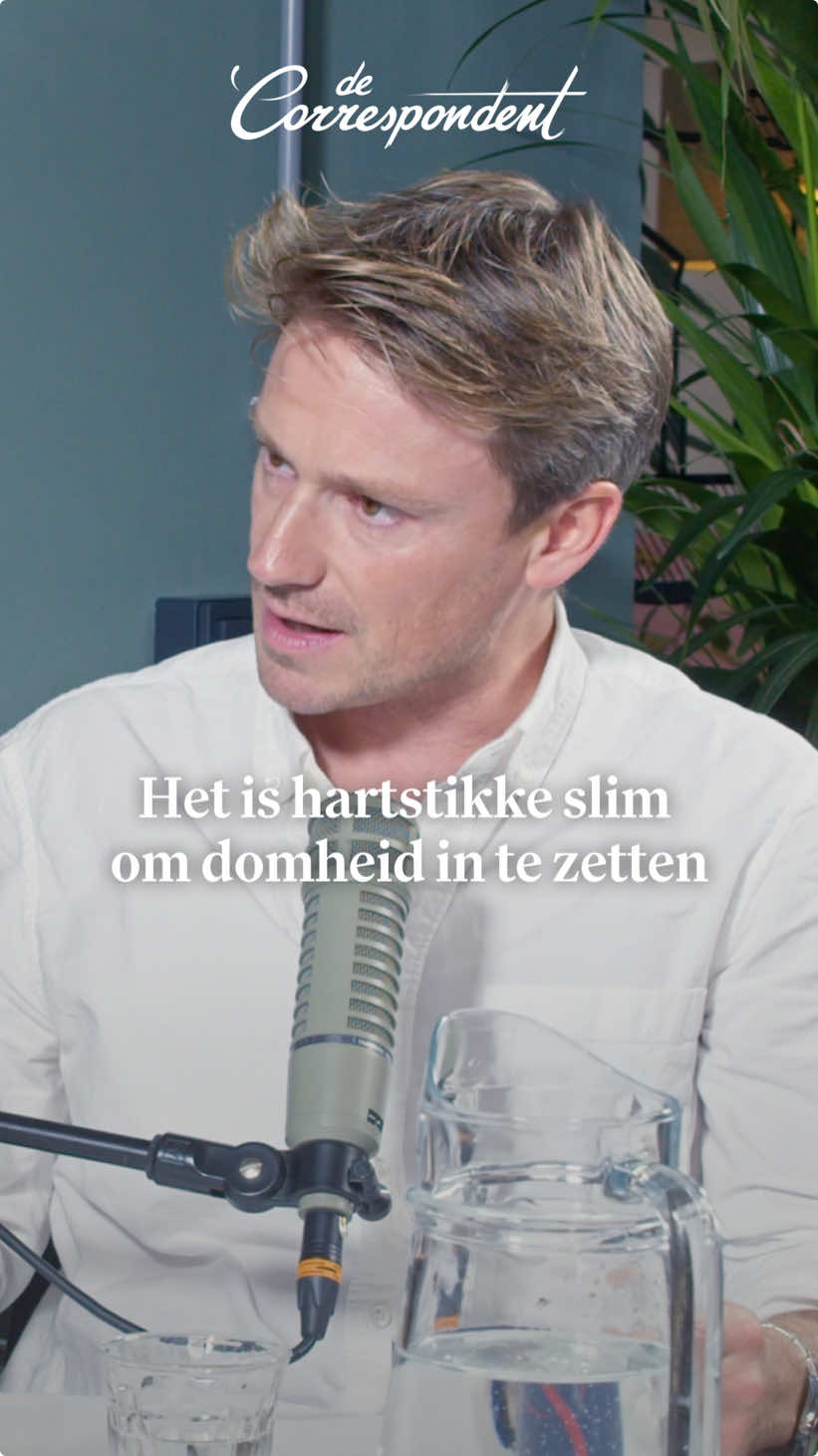 Politici gebruiken opzettelijke ‘domheid’ om stemmen te winnen, zegt Sander Schimmelpenninck.  Wat doe je ertegen? Luister de volledige podcast via de link in bio! #podcast #regering #dom #decorrespondent #fyp