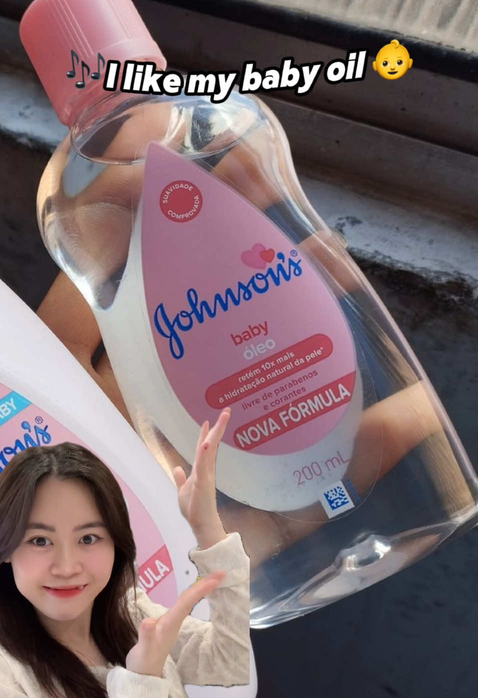 I like my baby oil🎶 try this for beautiful skin ✨🥰💕 #babyoil #skinhacks 