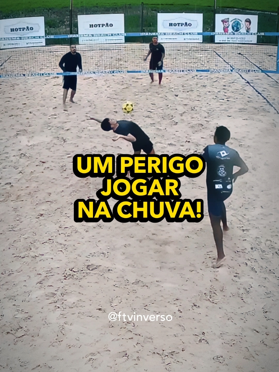 Areia escorregadia. Um perigo! 🤣 Vídeo original: @cellouu  #futevolei #ftv #edit #edits #humor #fail #engraçado #esportes