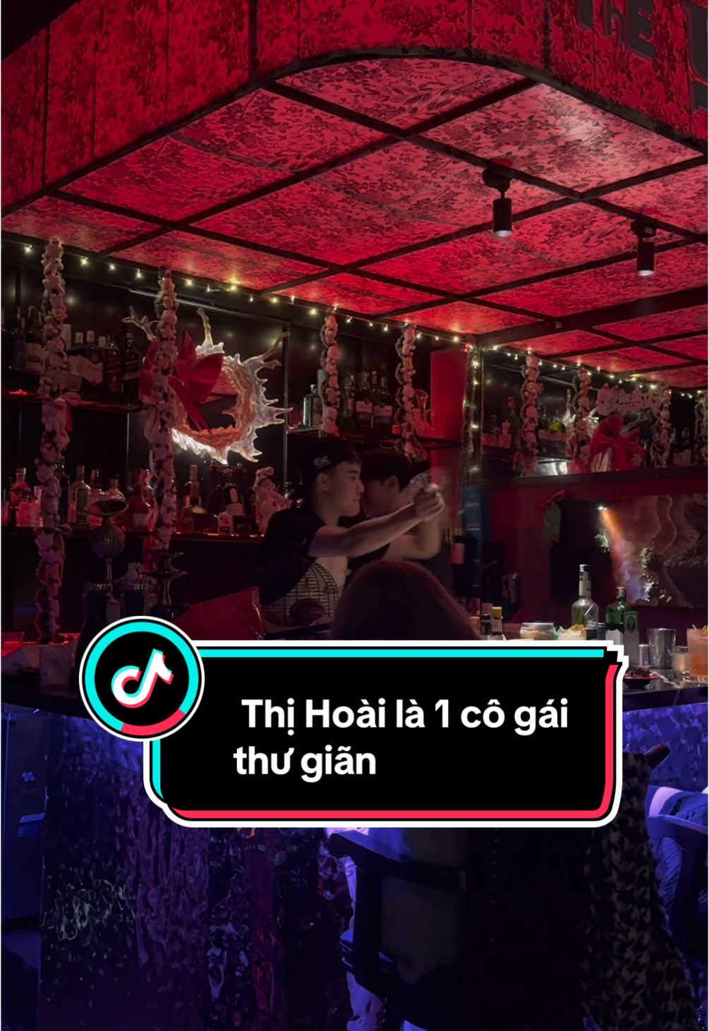 Mặc kệ 2 thằng bartender ồn ào vì Thị Hoài là cô gái thư giãn  @oh hell nah @TGT.DuongVu  #thegotham #hiddengems #cocktails #bar #fyp #noel 