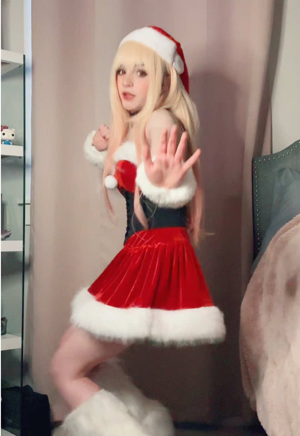 This dance had to be done i love mean girls #marinkitagawa #marinkitagawacosplay #marincosplay #mydressupdarling #christmascosplay #mydressupdarlingcosplay 