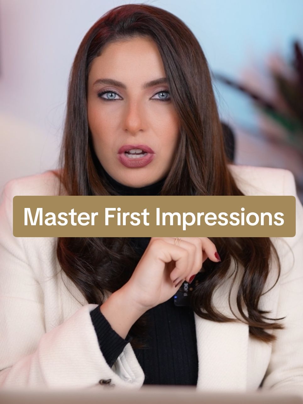 To make a good impression, avoid pointing fingers 👆, holding the phone during conversations 📱, and weak handshakes 🤲. A firm handshake reflects confidence and respect. #BodyLanguage #Confidence #Respect #FirstImpressions لتترك انطباع جيد، تجنب الإشارة بالأصبع 👆، مسكة الهاتف 📱، والسلام الضعيف 🤲. السلام القوي يعكس الثقة والاحترام. #لغة_الجسد #الثقة #الاحترام #الانطباع_الأول هل سبق أن حكمت على شخص من الانطباع الأول وطلع حكمك غلط؟