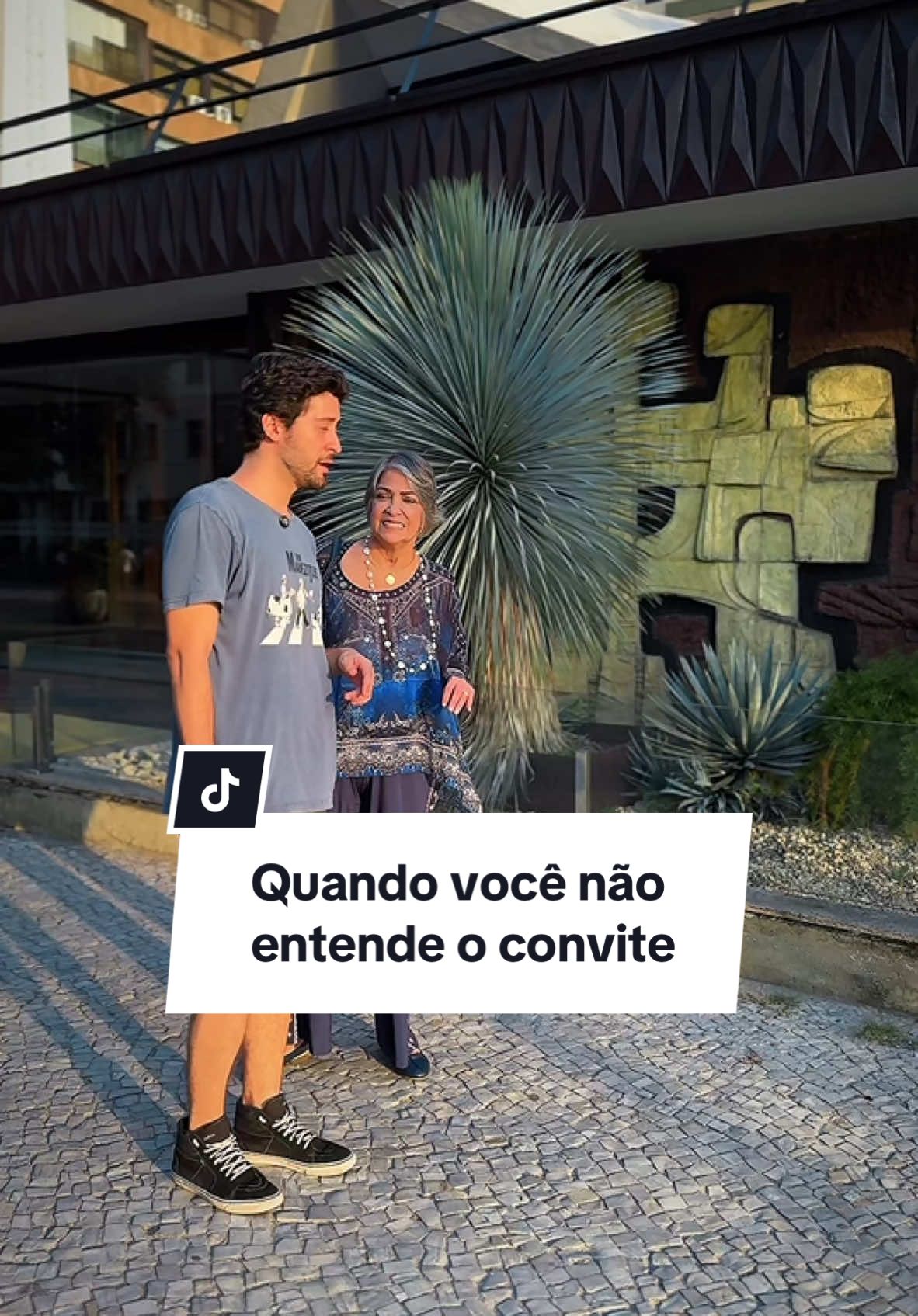 Quando você não entende o convite. #Etiqueta #elegancia #Comportamento 