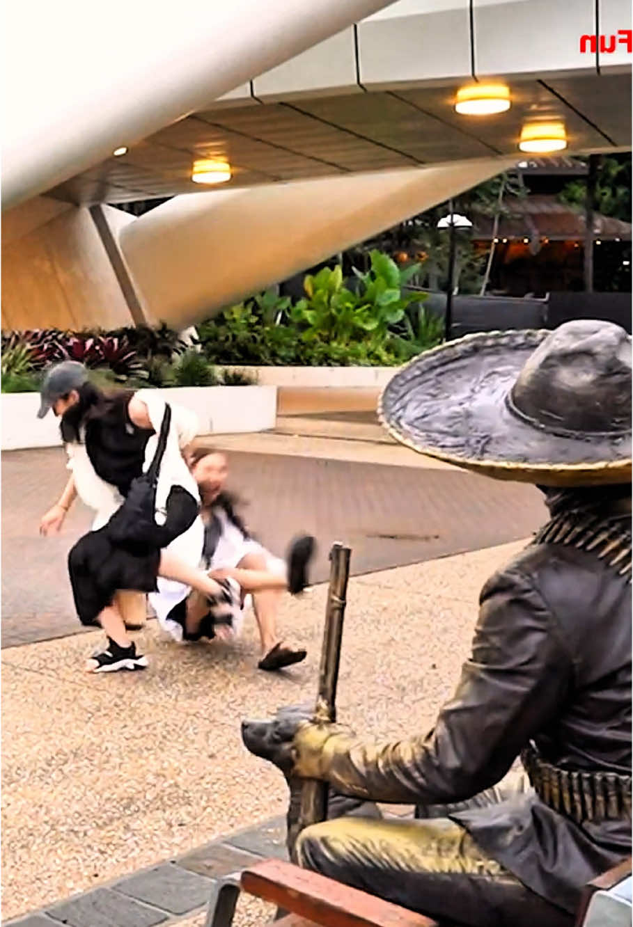 Best Fell Prank Statue 😂😂😂 #funny #funnyprank #prankvideo #statue #statueprank #viral #fyp #foru #trendingvideo 