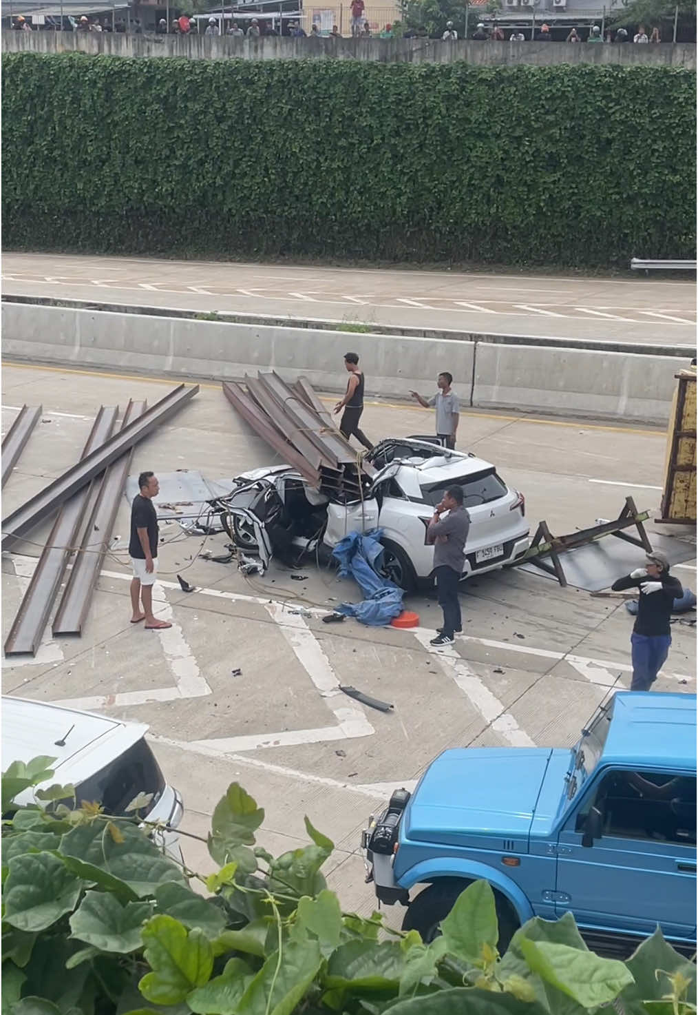 Telah terjadi kecelakaan lalulintas di tol antasari andara depok hari ini … kamis 12 desember . #tolandara #antasari #lakalantas #pyp 