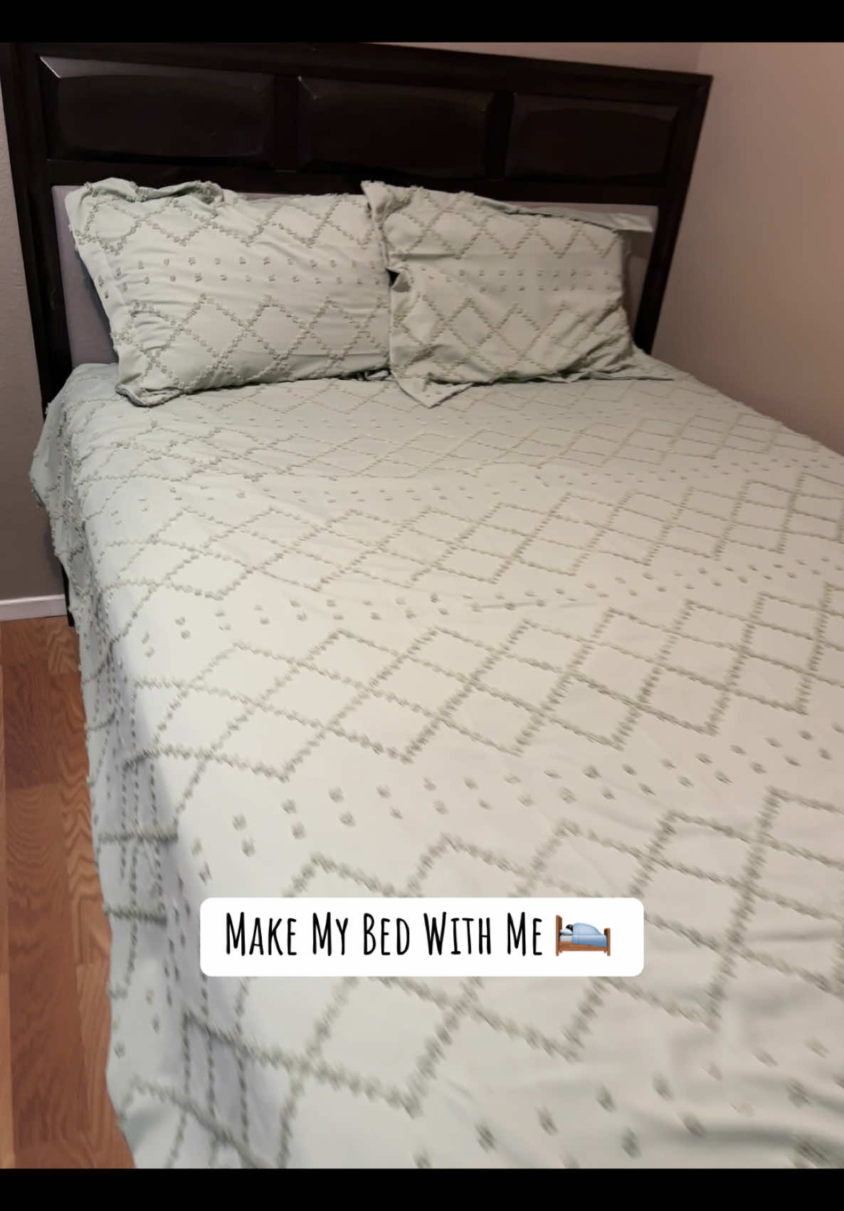I clearly need new pillows 😬 #bedset #makemybedwithme #mornigneroutine #tiktokshop #tiktokshopholidayhaul #tiktokmademebuyit 