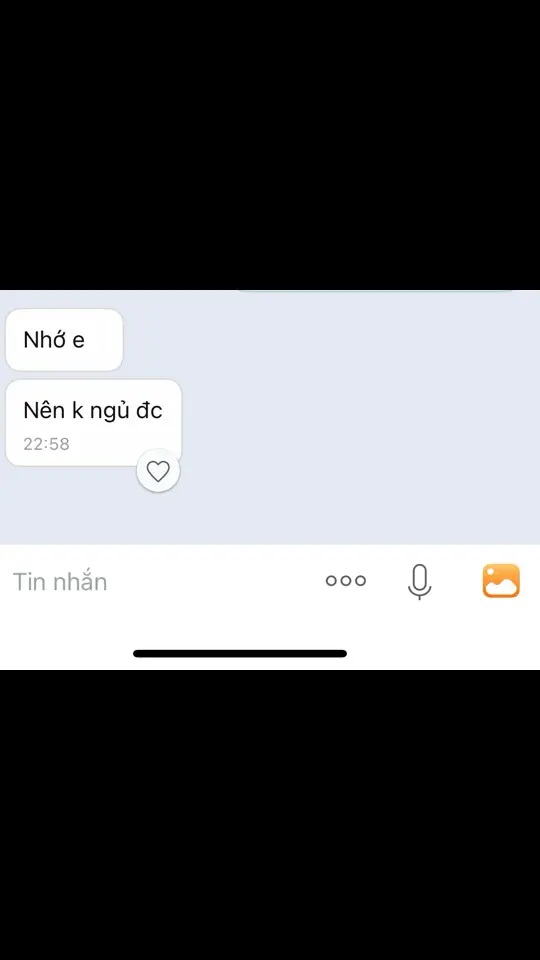 Ngày trước chúng mình yêu xa, mình còn trẻ con nông nổi và sống theo cảm xúc, mình kém anh 8 tuổi, anh rất ấm áp, nhẹ nhàng, thật thà, có đôi chút ghen tuông. Lúc mới quen mình gọi anh bằng chú☺️ lúc đầu mình thích anh lắm í, nhìn anh cute, mặt anh cũng bình thường thôi nhưng anh tử tế và mang cho mình cảm giác được bảo vệ.... mỗi ngày anh đều đi làm phơi nắng mệt mỏi cũng không quên nhắn tin dặn dò mình☺️ mình khi ấy vừa là con bé 16 tu,ổi chưa từng quan tâm anh ấy, chưa từng hỏi han anh ấy( mình t.ệ lắm đúng không?) và chúng mình yêu xa mấy tháng trời giận dỗi đều là anh cúi đầu xin lỗi. Và vài tháng sau anh đi học! Số lần chúng mình cãi vã cũng tăng dần lên, dần dần mình thấy chán và không còn muốn tiếp tục mqhe nữa, một phần là anh là người thành phố, mình chỉ là 1 cô bé ở bản😇 phần nữa là những lần cãi nhau ảnh hưởng tới cv của anh rất nhiều, đã không giúp anh được gì lại còn làm a/h tới anh nữa nên mình qđịnh né tránh và ctay anh! Ngày ấy anh buồn lắm  anh khóc níu kéo mình nhưng mình vẫn nhất quyết rời đi cảm xúc của mình lúc ấy có buồn nhưng tâm trạng của mình vẫn ổn hơn anh ( vì mình trẻ con mà ) và vài tháng sau mình yêu ng mới để quên anh, anh vẫn níu kéo mình thêm lần nữa nhưng không có kqua!  Mình tệ lắm đúng k các bạn.... #nhoanh🥺🖤 #xuhuongtiktok #abcxyz 