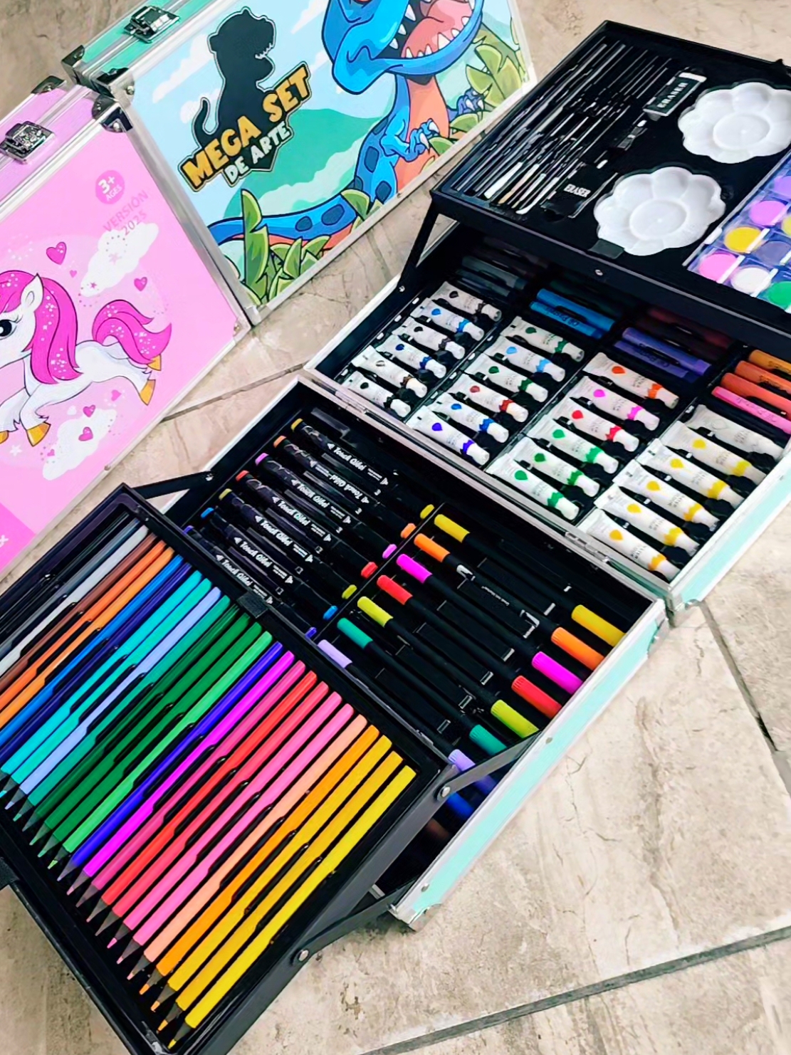 vajilla metálica, set de arte 🤩‼️ 💲30.000✅ crayones, lápices, fibras touch acuarelas  somos de salta capital  📍Estamos en córdoba 395 esquina mendoza.. por envios a otras provincias consultas al Wsp 3875910547 📲 #argentina #saltacapital #vasos #seguidores #disney #touch #fibras #valija #setdearte 