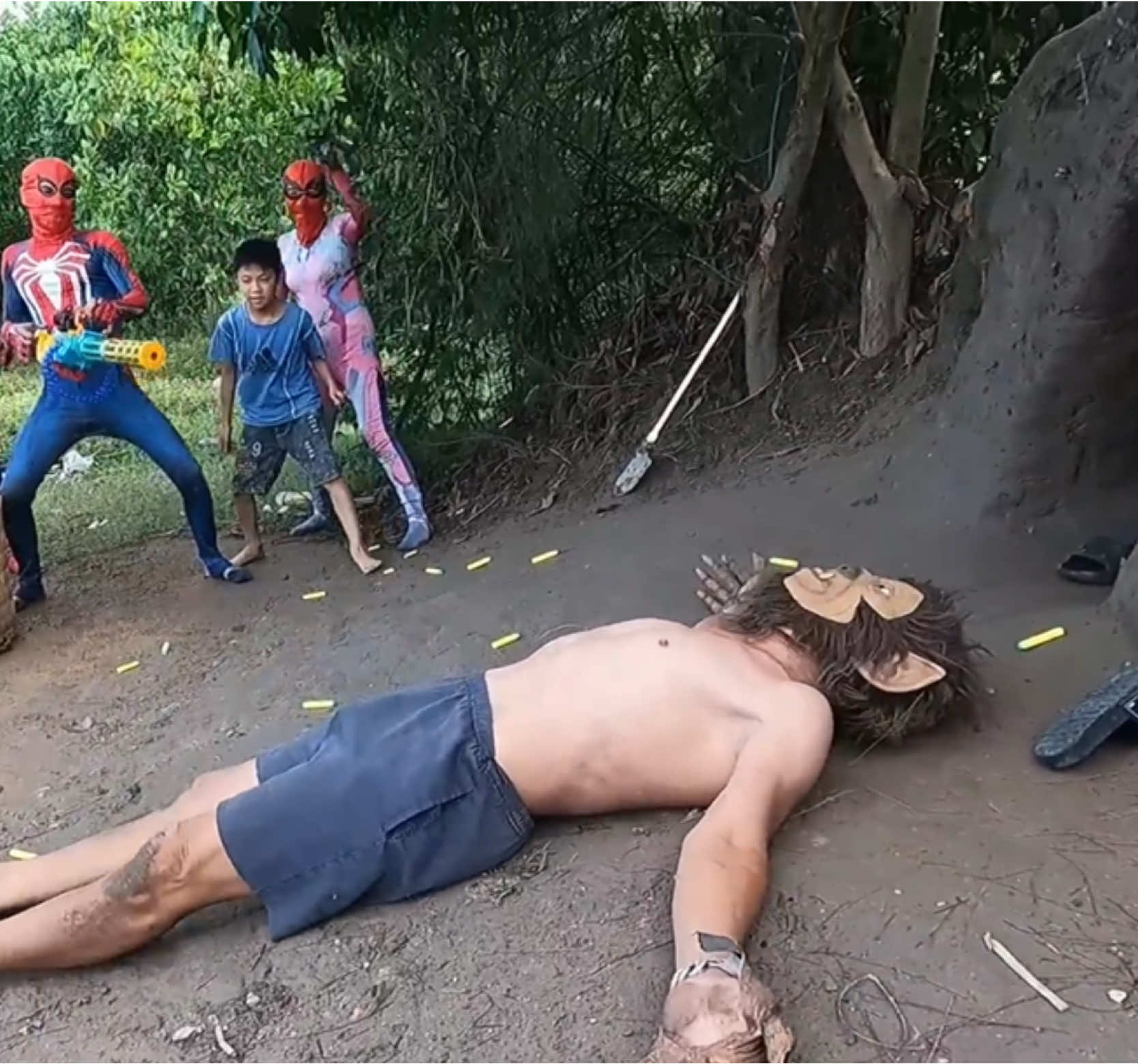 Nerf gun war: brave Spider-Man uses heavy gun to destroy ferocious monkey man monster