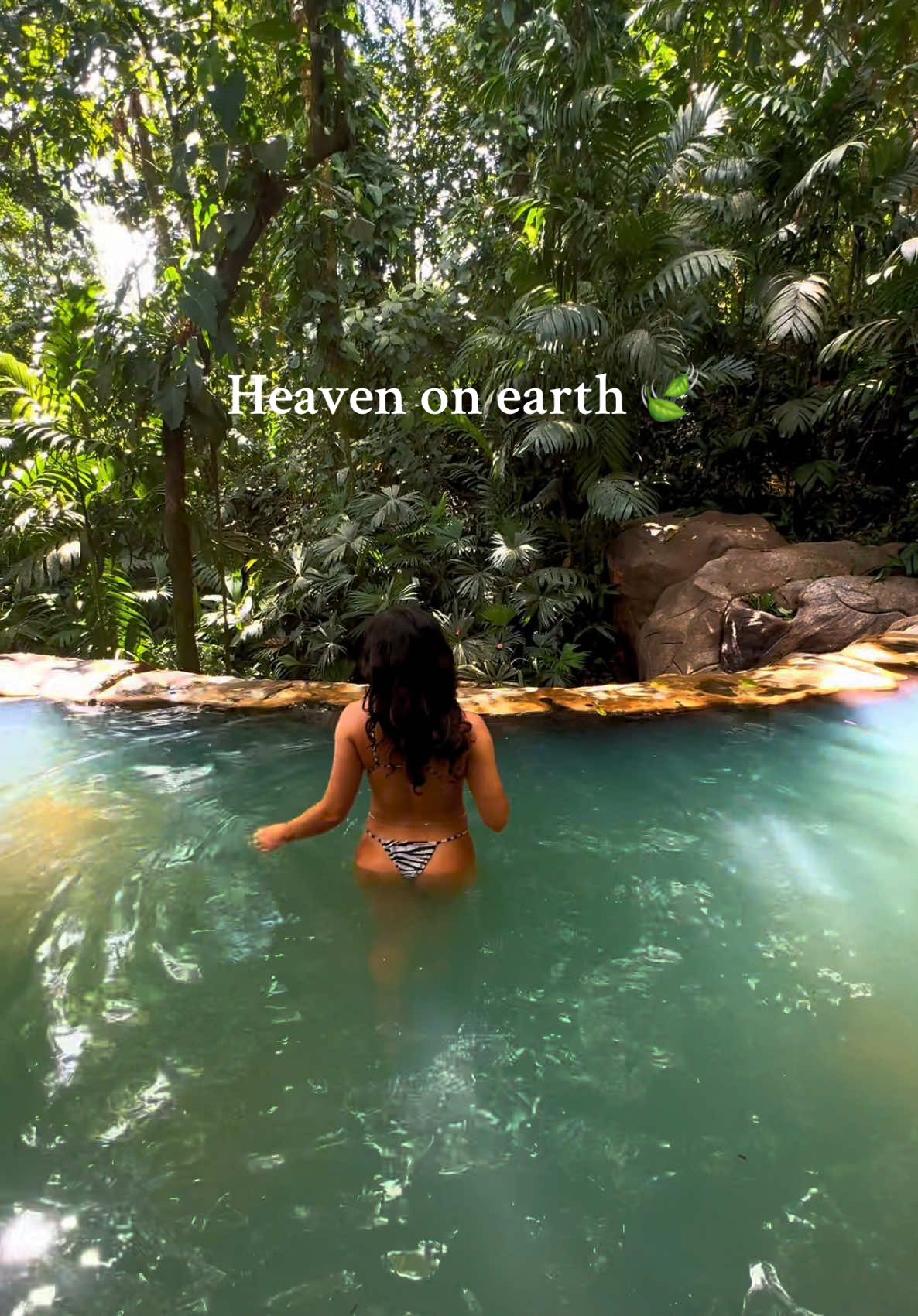 Heaven on earth 🍃 #costarica #travel #traveldiaries #traveltiktok #vacation #travellife #traveltips #travelcontentcreator #hotsprings #volcano #dreaming #heaven 