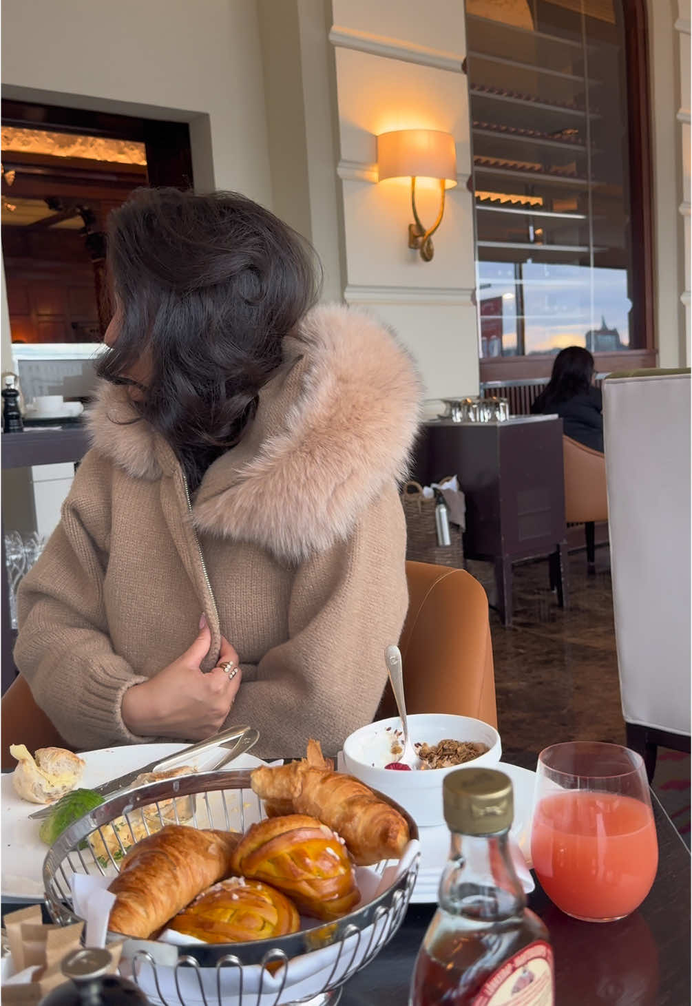 Furs & breakfast 🥞 ☕️  #alesaa 