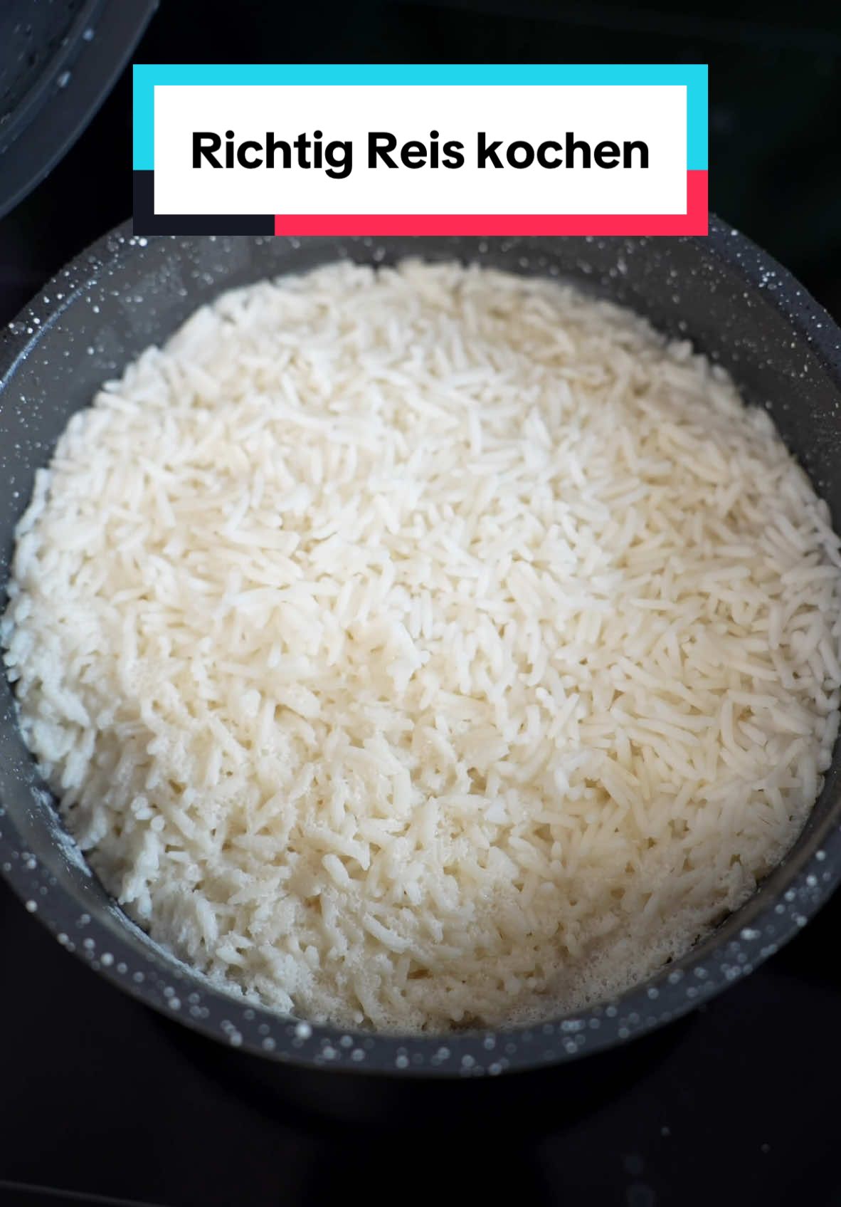 Hab 34 Jahre gebraucht um zu lernen wie man richtig Reis kocht. Und du? 😂 So gehts👇🏽 - Reis mit doppelter Menge Wasser kurz aufkochen.  - Deckel drauf  - Hitze auf geringer Stufe (2-3/ von 9)  - abwarten  - fertig ✅ #reis #fitnessrezepte #abnehmen #muskelaufbau 