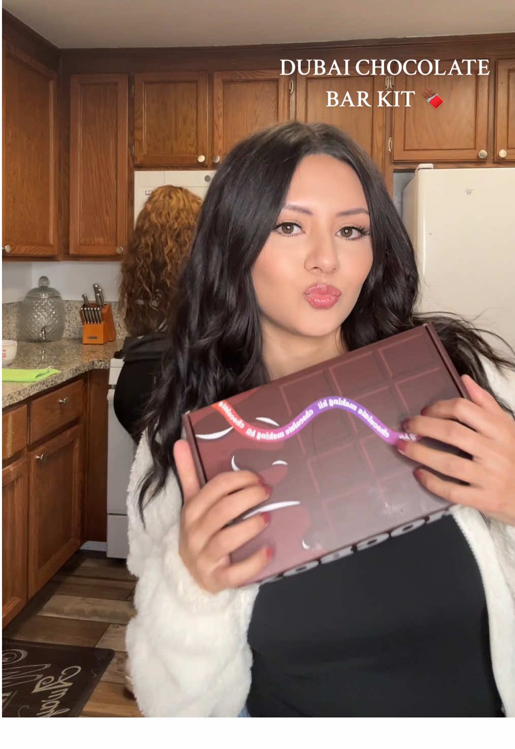 DUBAI CHOCOLATE BAR KIT 🍫  Teaching @Andrea vazquez how to make it bc she failed the first time lol  @CHOCBOX ✨ #tiktokshopholidaysale #freeshipping #newyear #newyearnewaura #tiktokshopholidayhaul #holidayhaul #giftideas #food #Foodie #dubaichocolatebar #dubaichocolate #chocobocla 