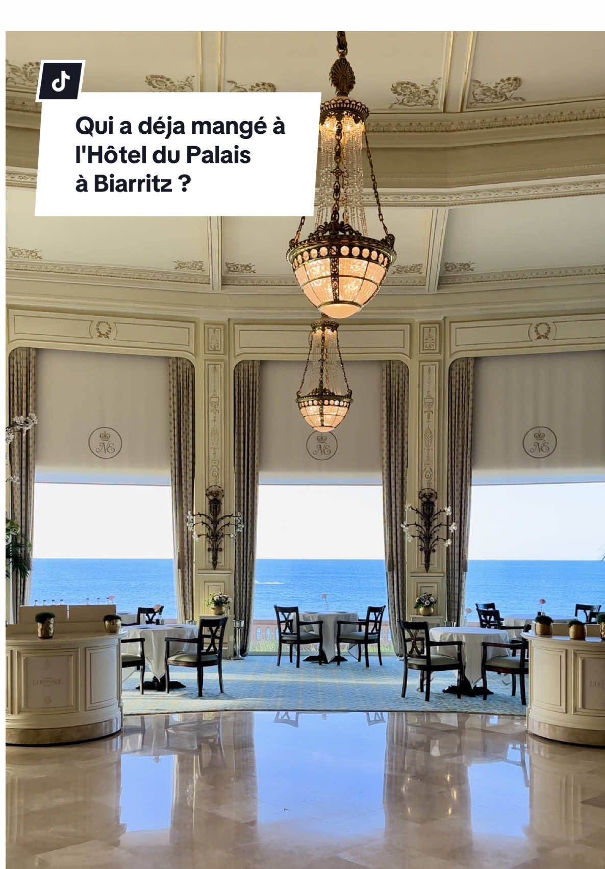 Whaou ! Immersion dans le restaurant La Rotonde de l'Hôtel du Palais à Biarritz avec sa folle vue ocean 🌊 👉🏼 Go sur Instagram @kindabreak pour gagner un repas pour 2 personnes dans ce Palace ! #palace #biarritz